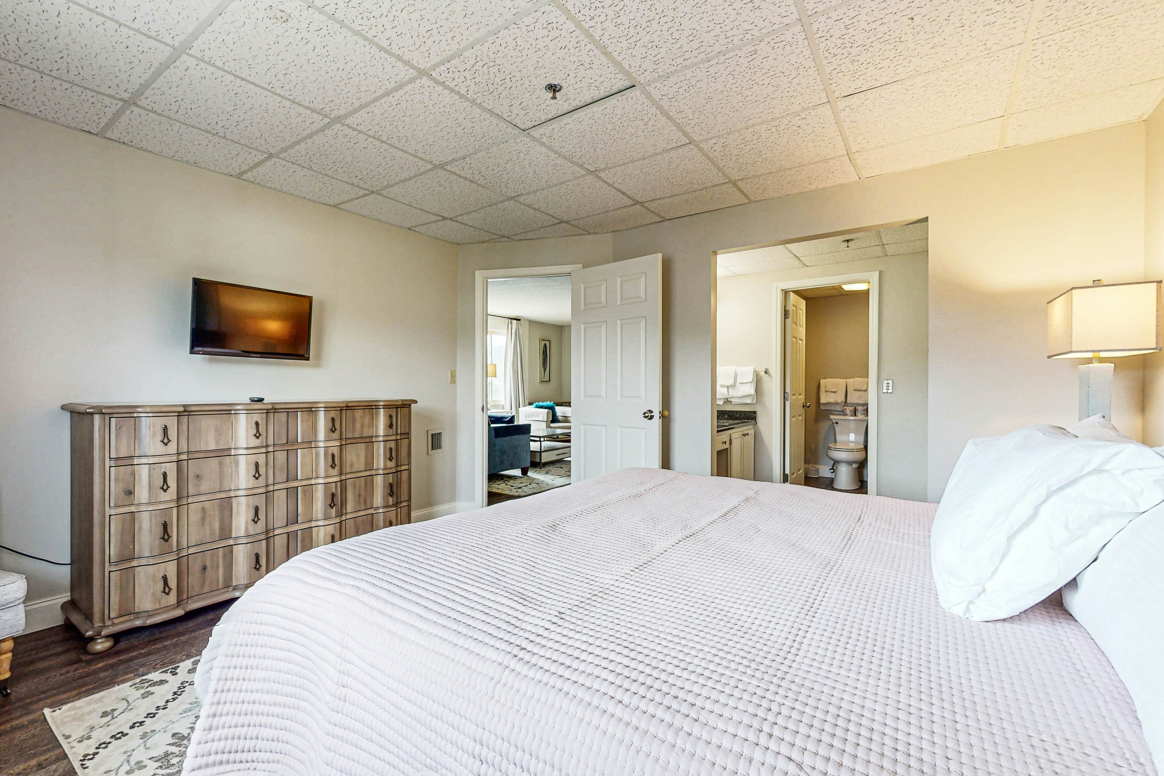 Stylish Riverview Corner Unit with Free Attraction Tickets, Balcony, & Fireplace