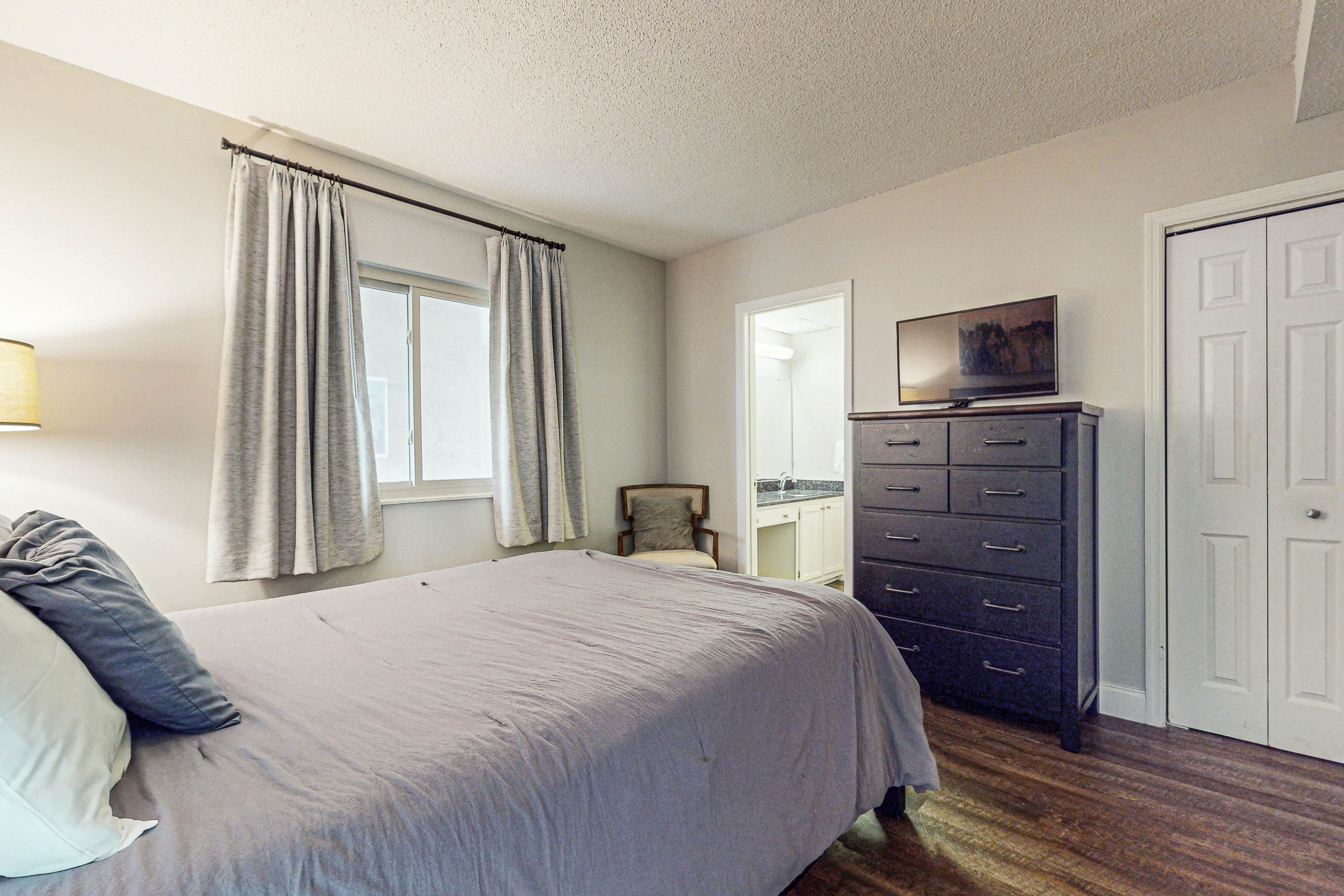 Stylish Riverview Corner Unit with Free Attraction Tickets, Balcony, & Fireplace