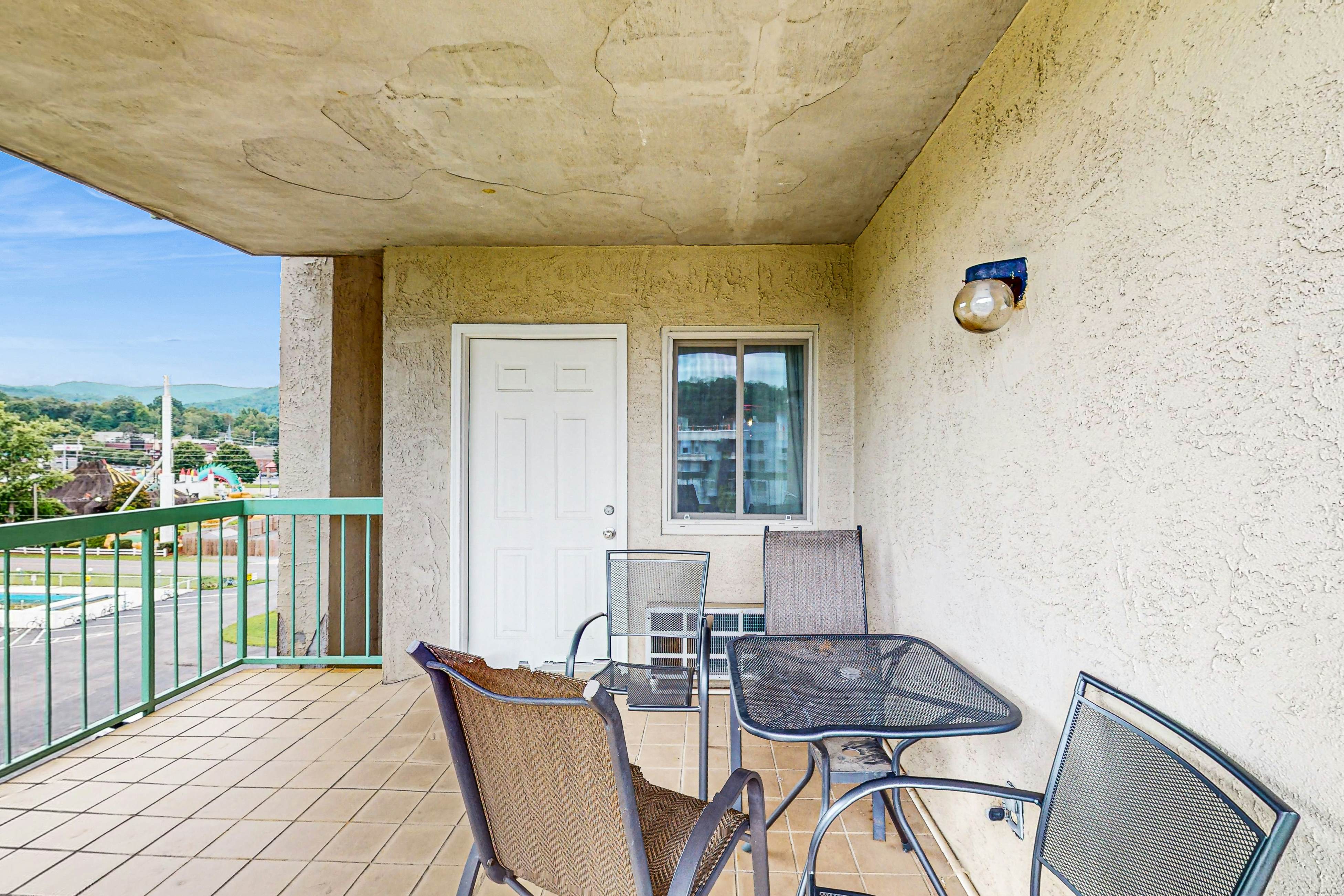 Stylish Riverview Corner Unit with Free Attraction Tickets, Balcony, & Fireplace