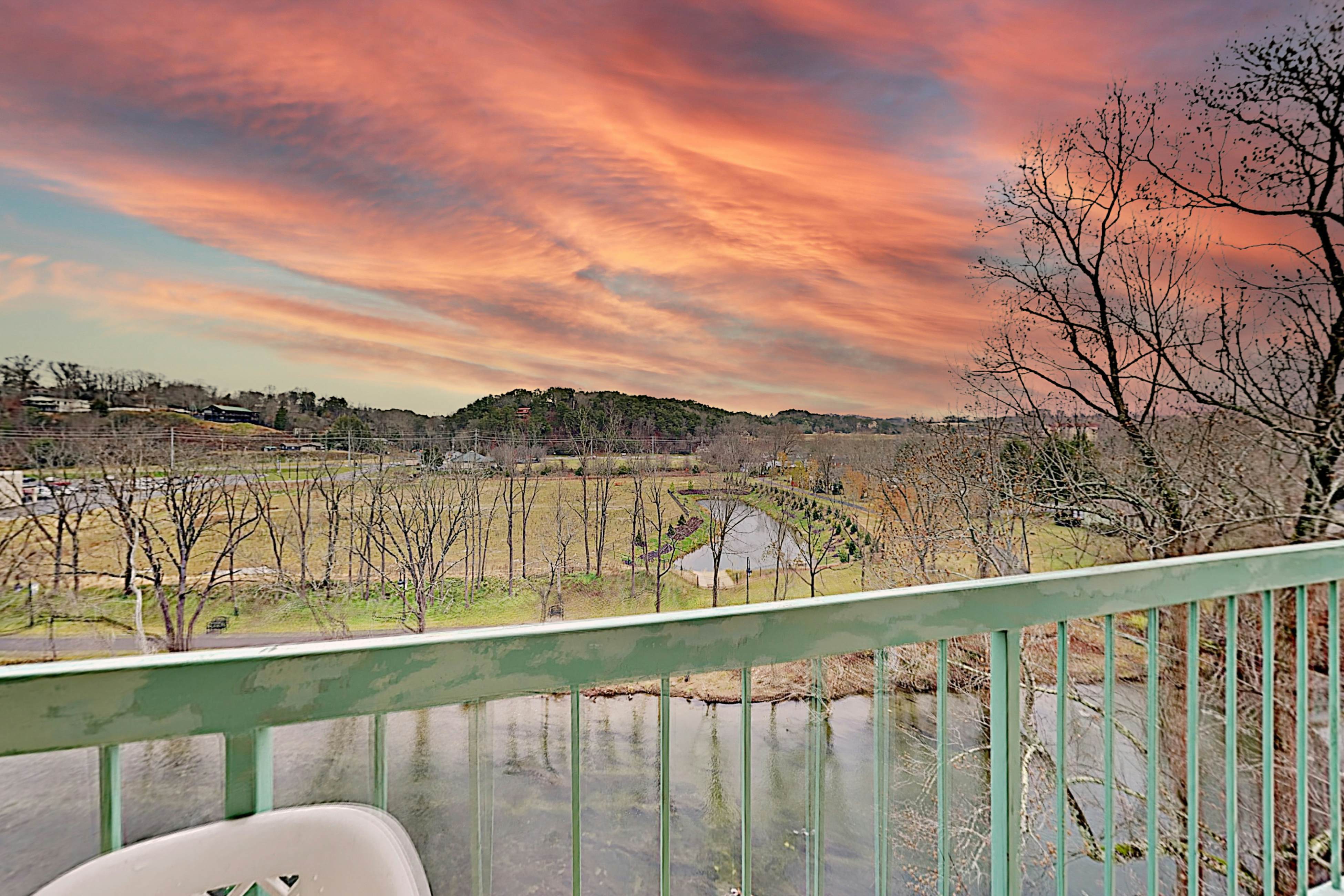 Stylish Riverview Corner Unit with Free Attraction Tickets, Balcony, & Fireplace