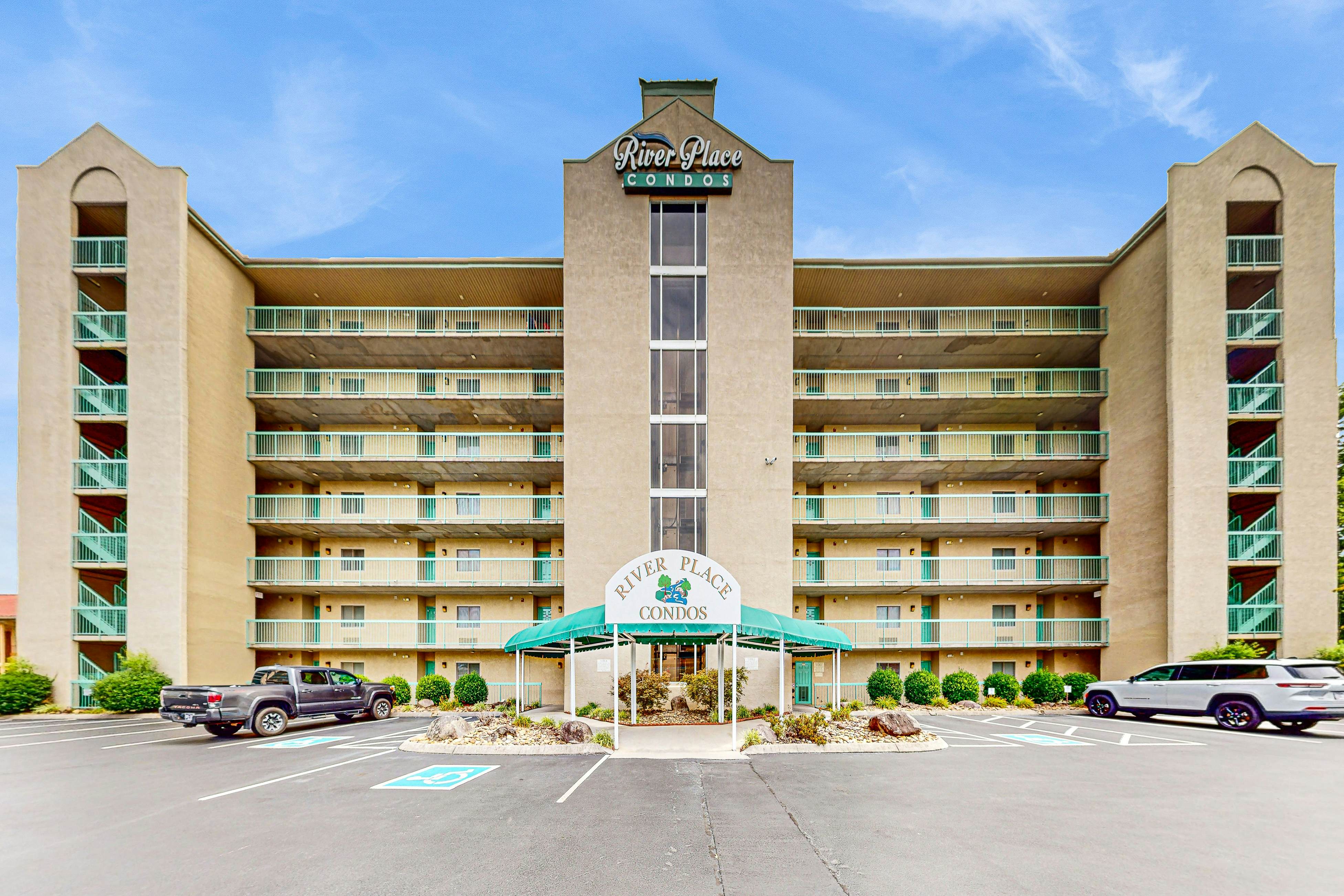 Stylish Riverview Corner Unit with Free Attraction Tickets, Balcony, & Fireplace