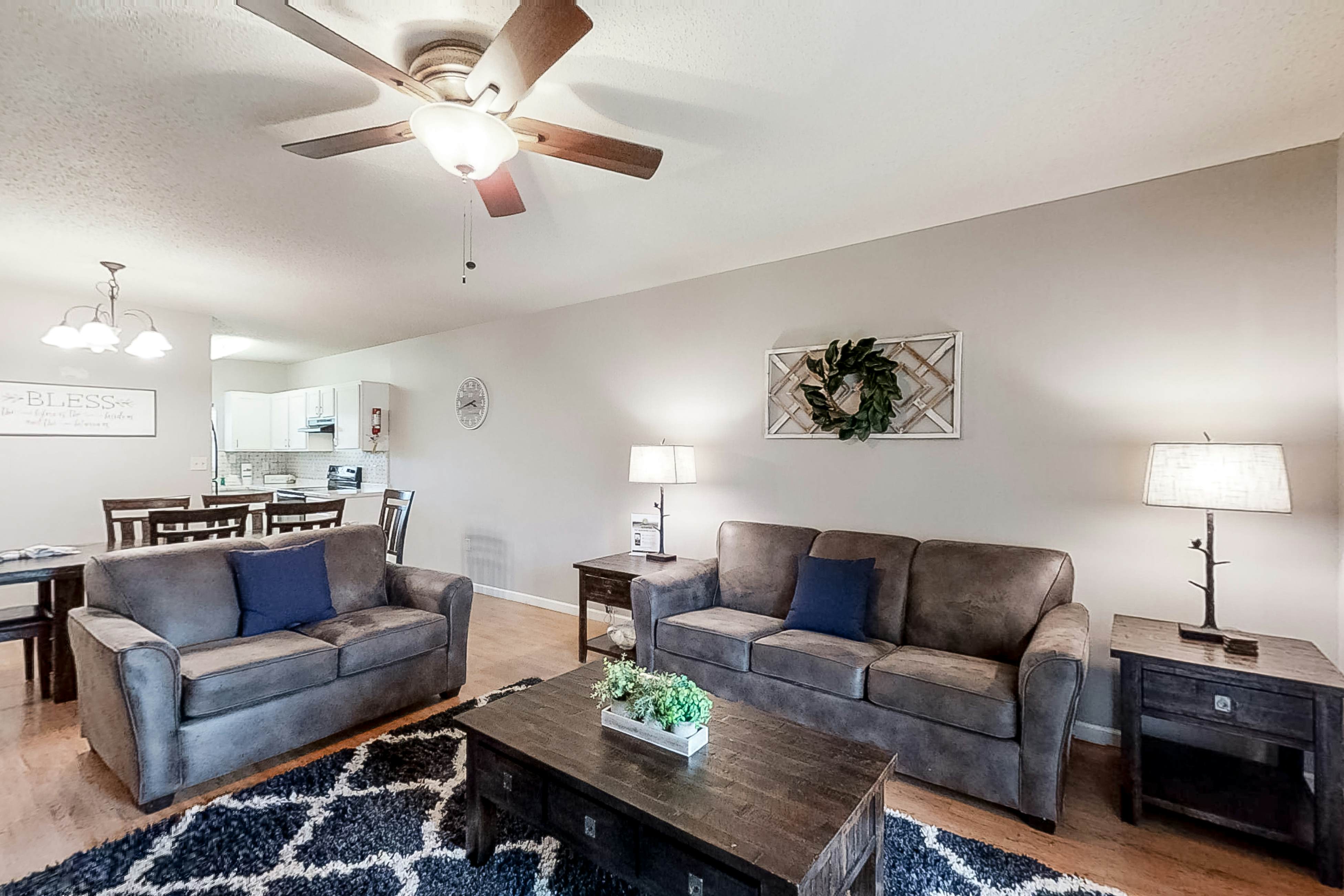 Condo Near Downtown, Sleeps 8・Balcony・Shared Pool