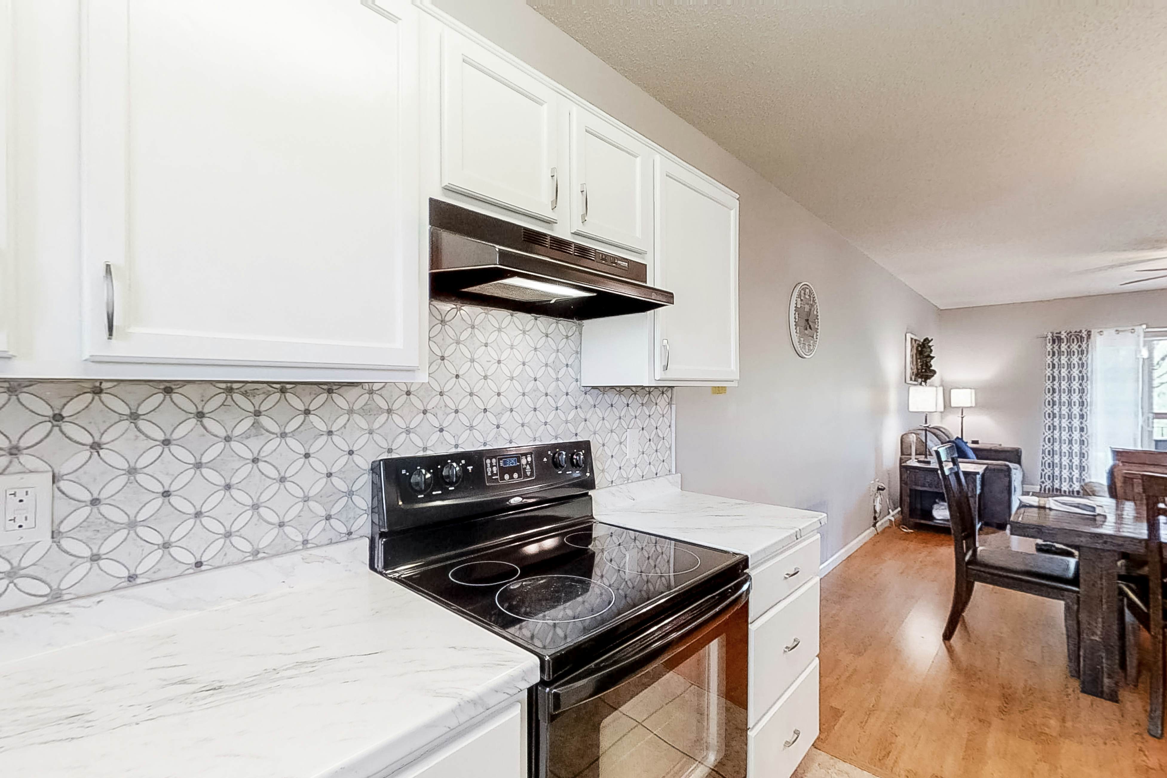 Condo Near Downtown, Sleeps 8・Balcony・Shared Pool