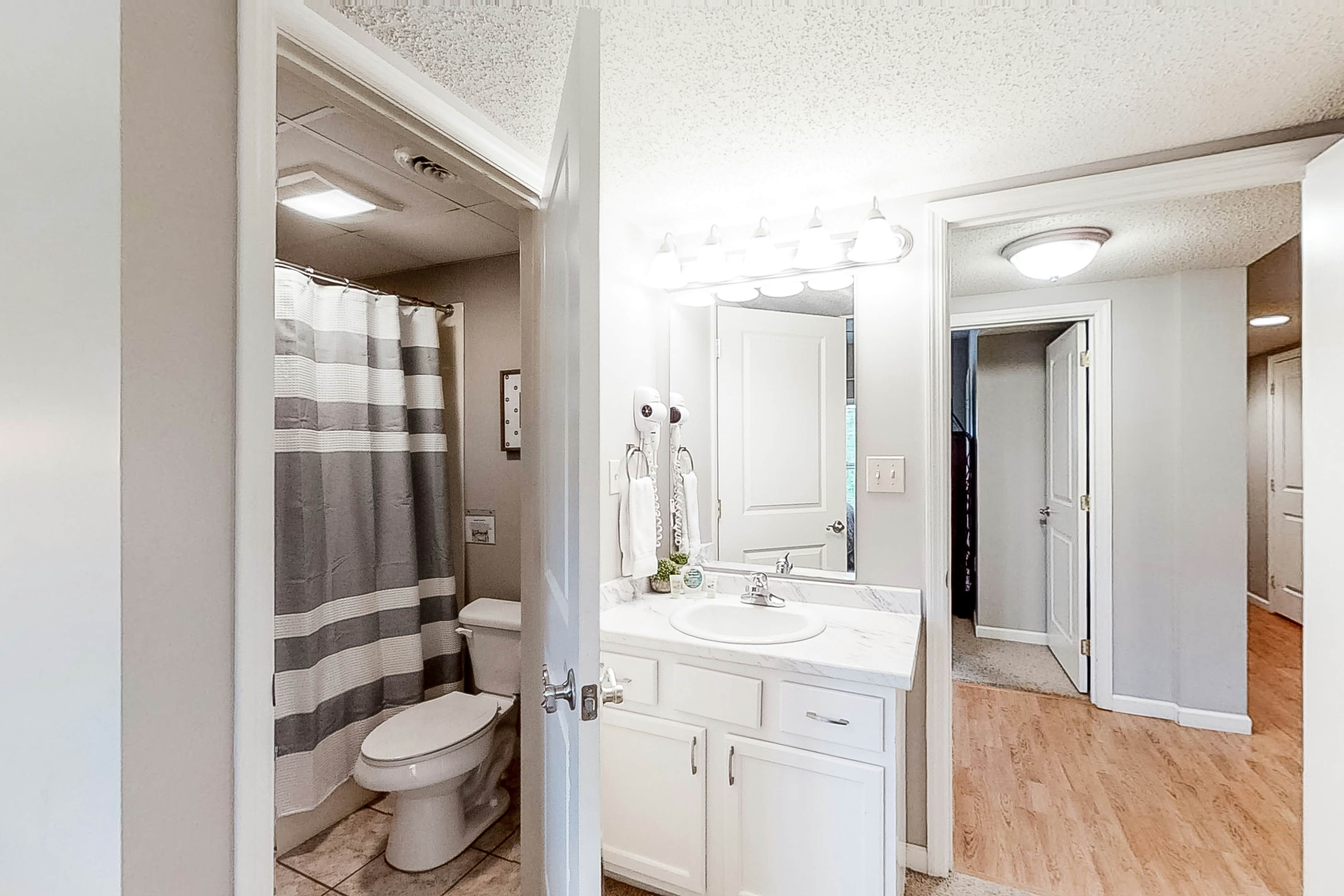 Condo Near Downtown, Sleeps 8・Balcony・Shared Pool