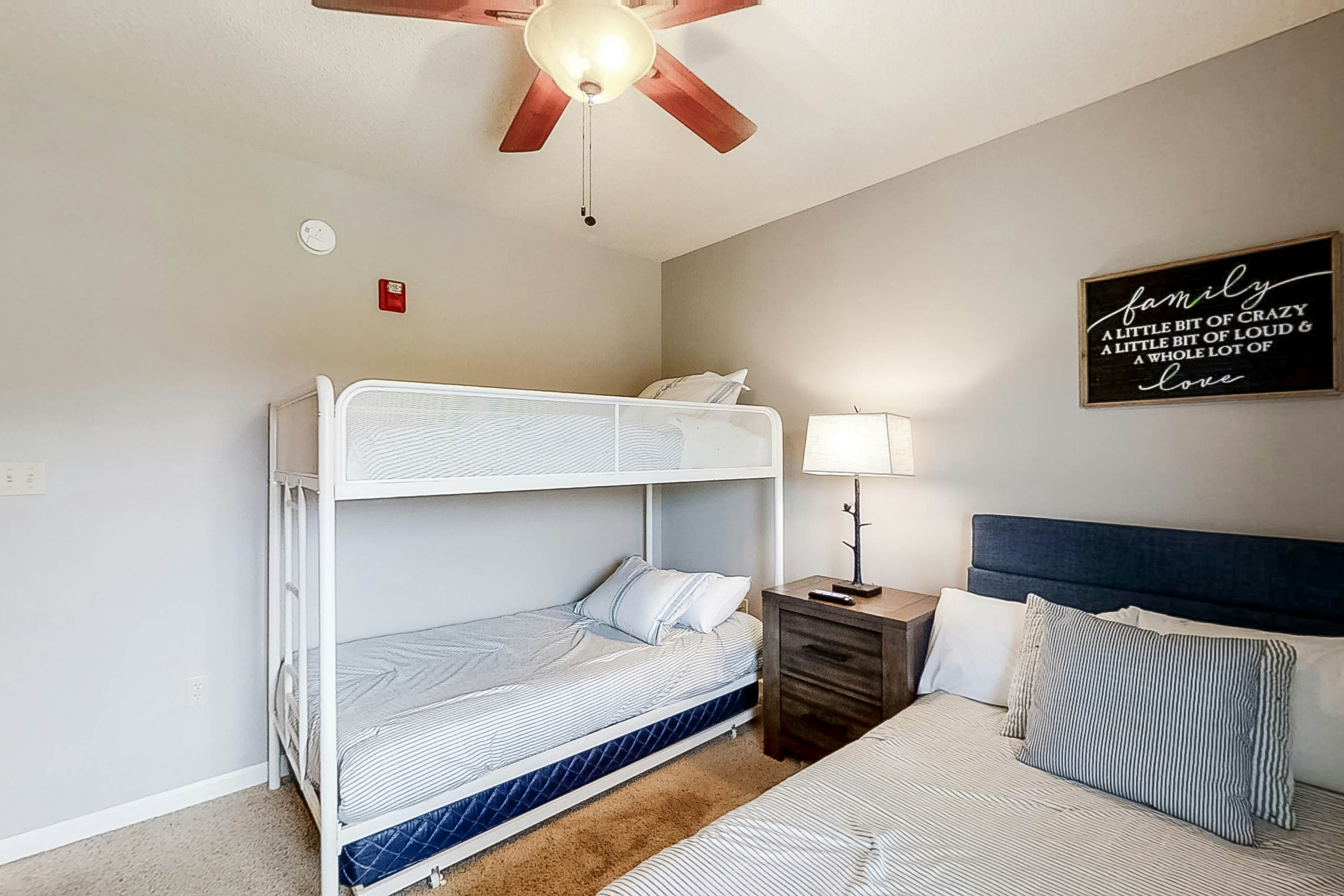 Condo Near Downtown, Sleeps 8・Balcony・Shared Pool