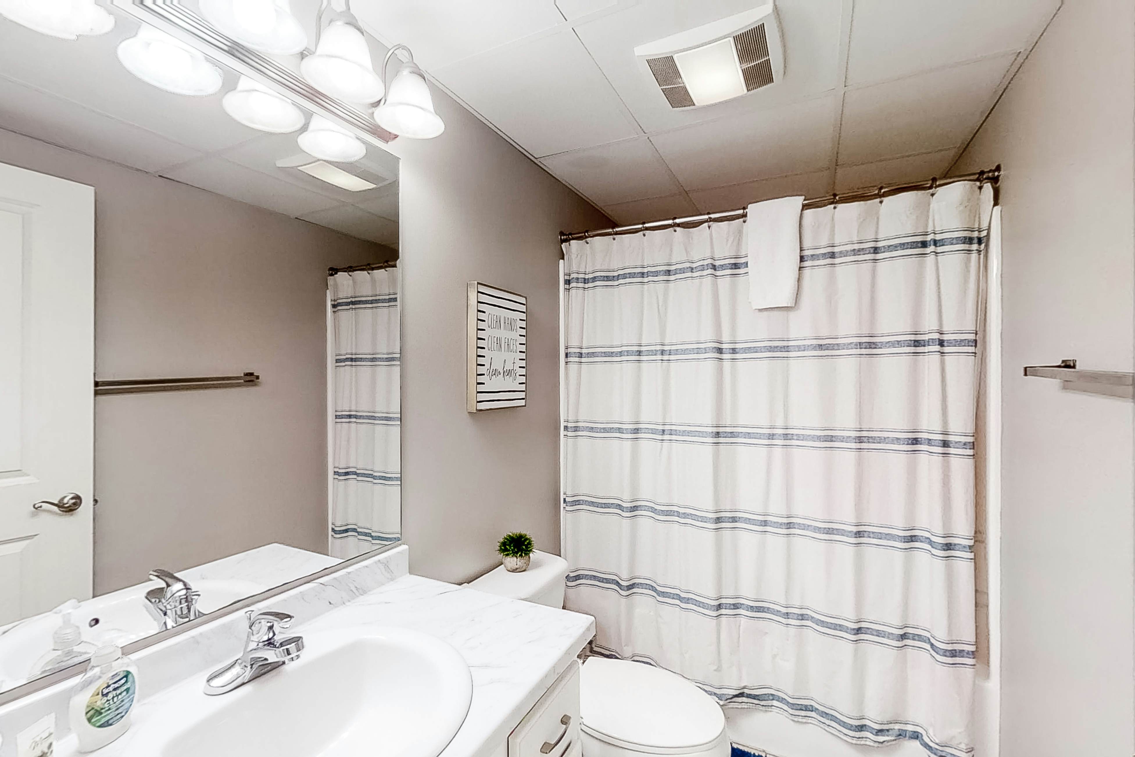 Condo Near Downtown, Sleeps 8・Balcony・Shared Pool