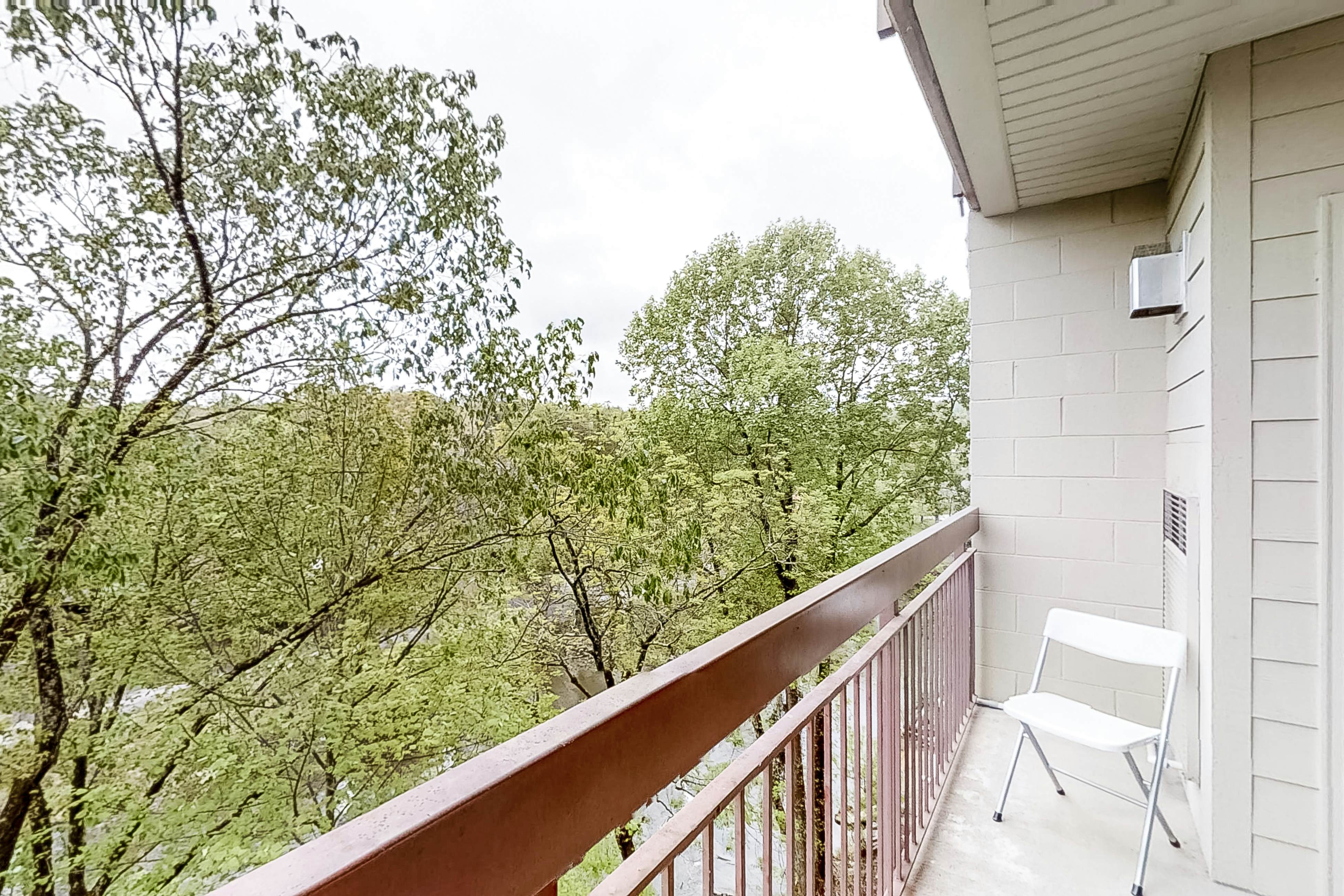 Condo Near Downtown, Sleeps 8・Balcony・Shared Pool