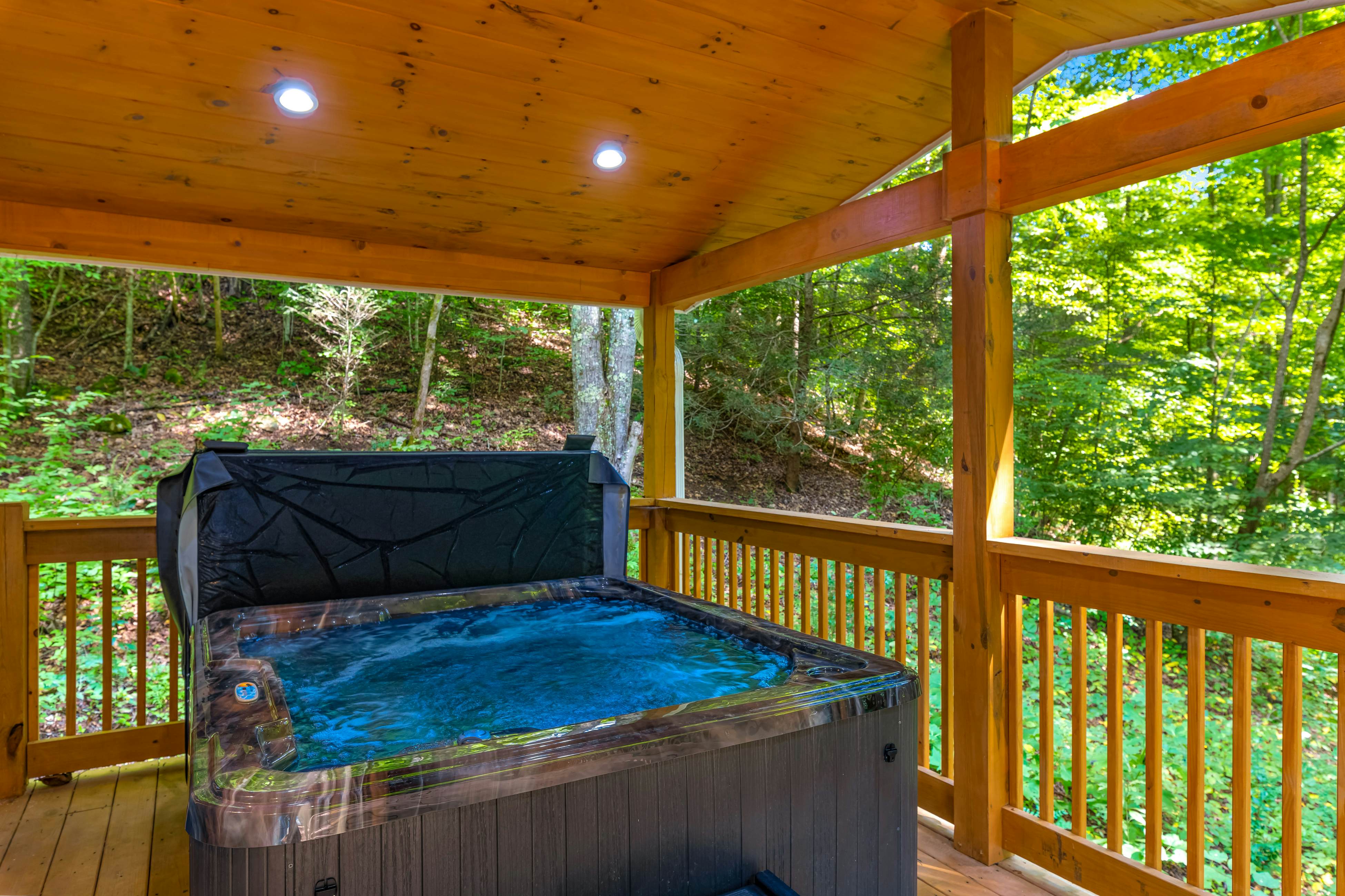 Calming cottage with hot tub, Cozy fireplace, & Free Attraction Tickets
