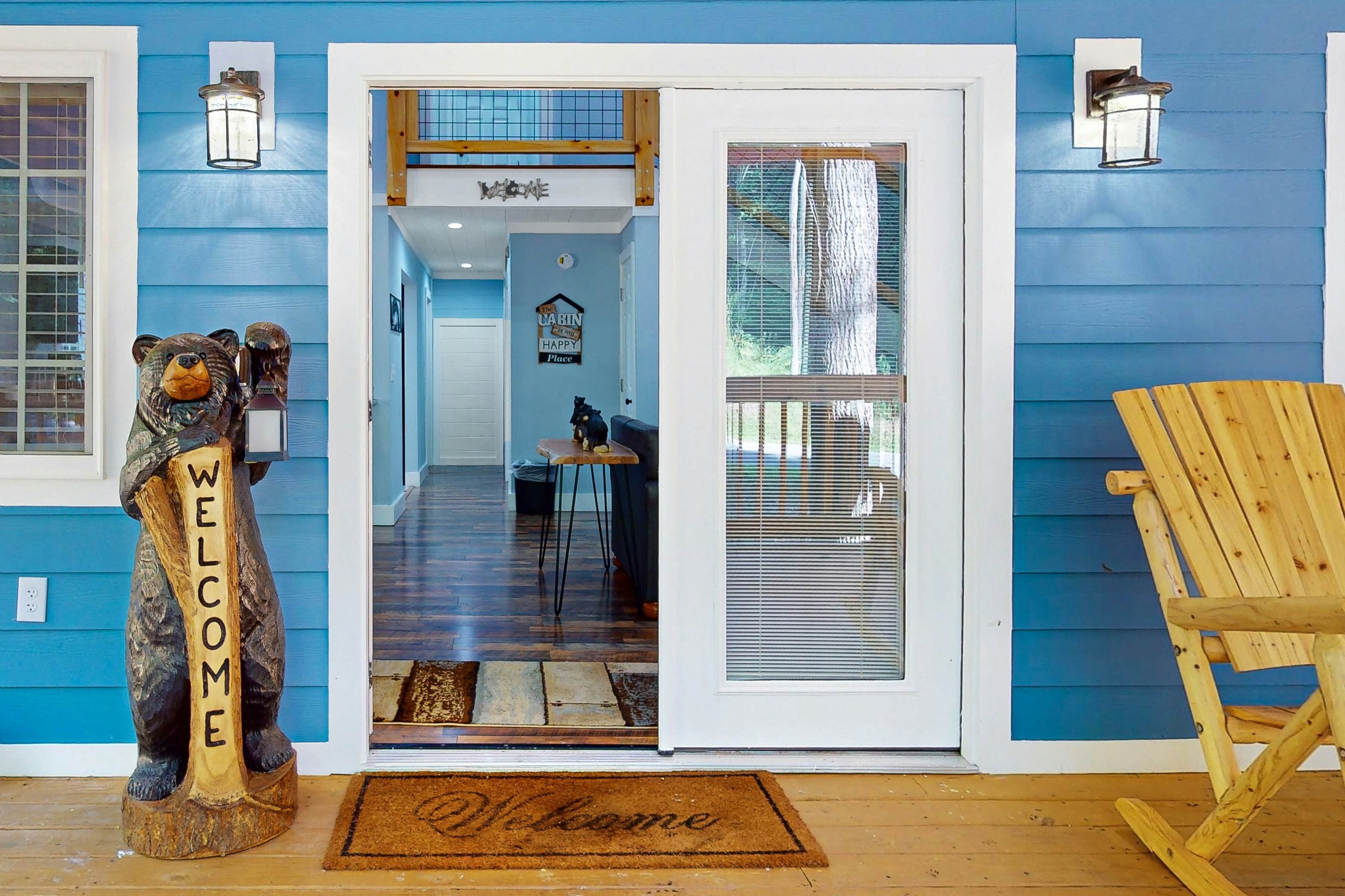 Calming cottage with hot tub, Cozy fireplace, & Free Attraction Tickets