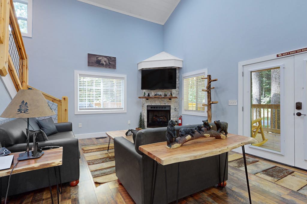 Calming Cottage, Sleeps 10, Hot Tub, Cozy Fireplace