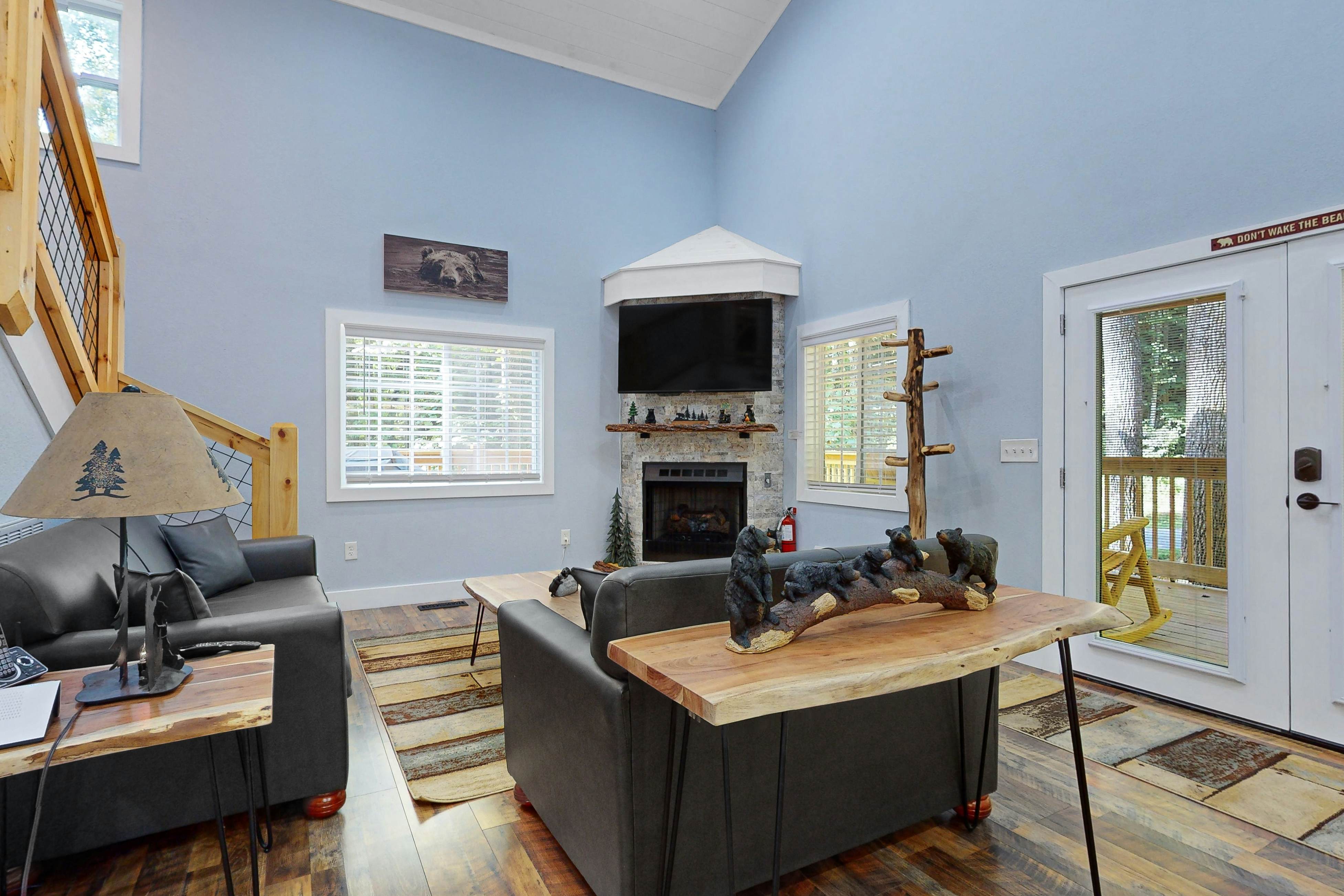 Calming cottage with hot tub, Cozy fireplace, & Free Attraction Tickets