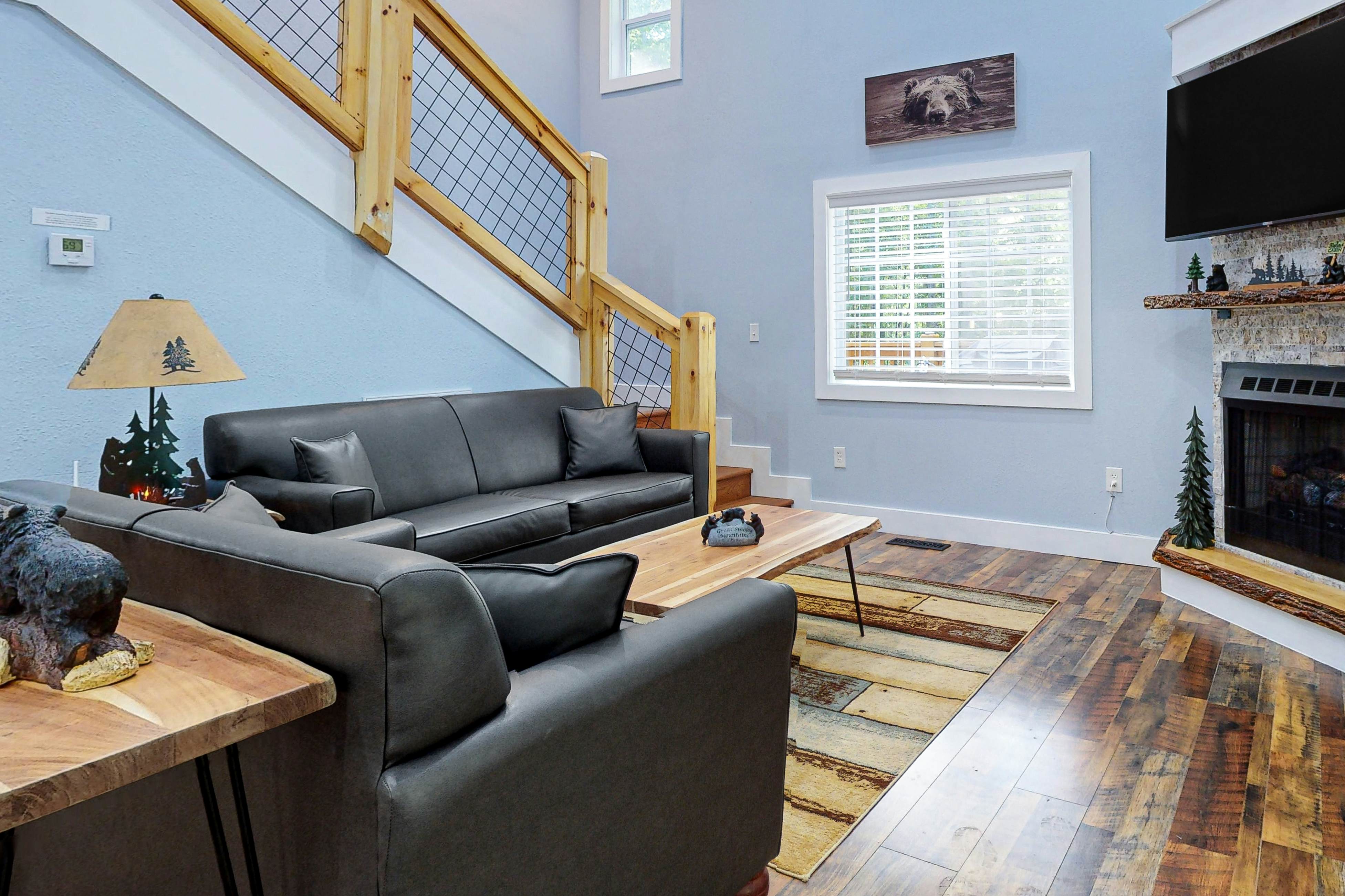 Calming cottage with hot tub, Cozy fireplace, & Free Attraction Tickets