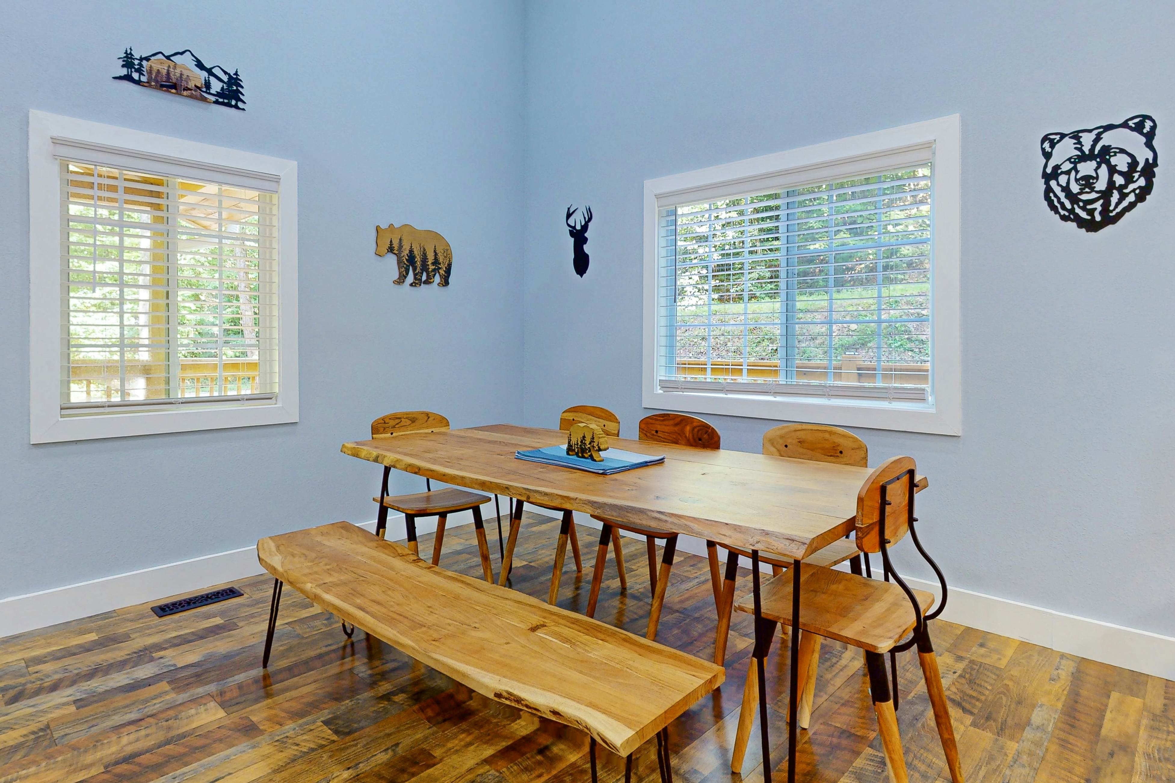 Calming cottage with hot tub, Cozy fireplace, & Free Attraction Tickets