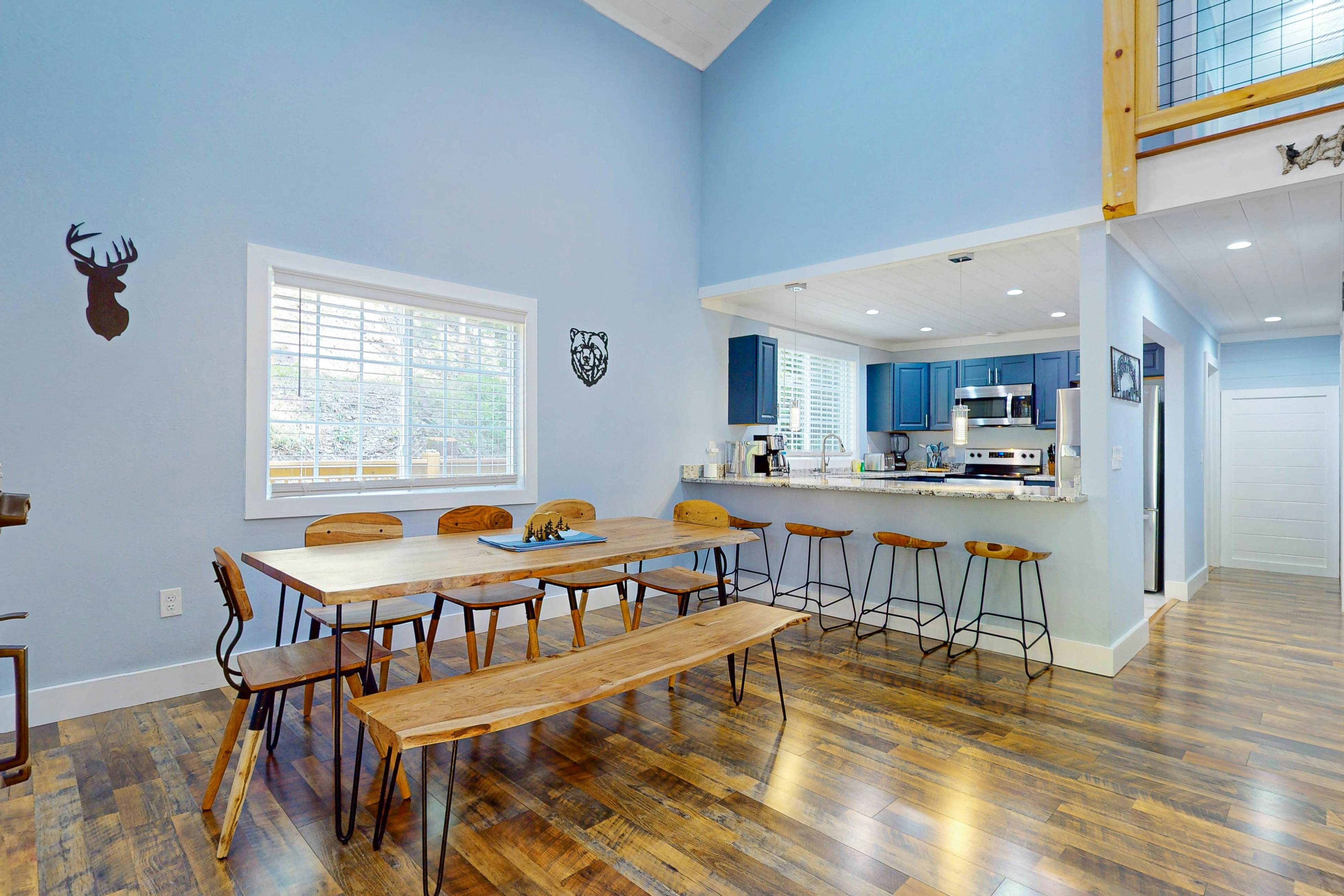 Calming cottage with hot tub, Cozy fireplace, & Free Attraction Tickets