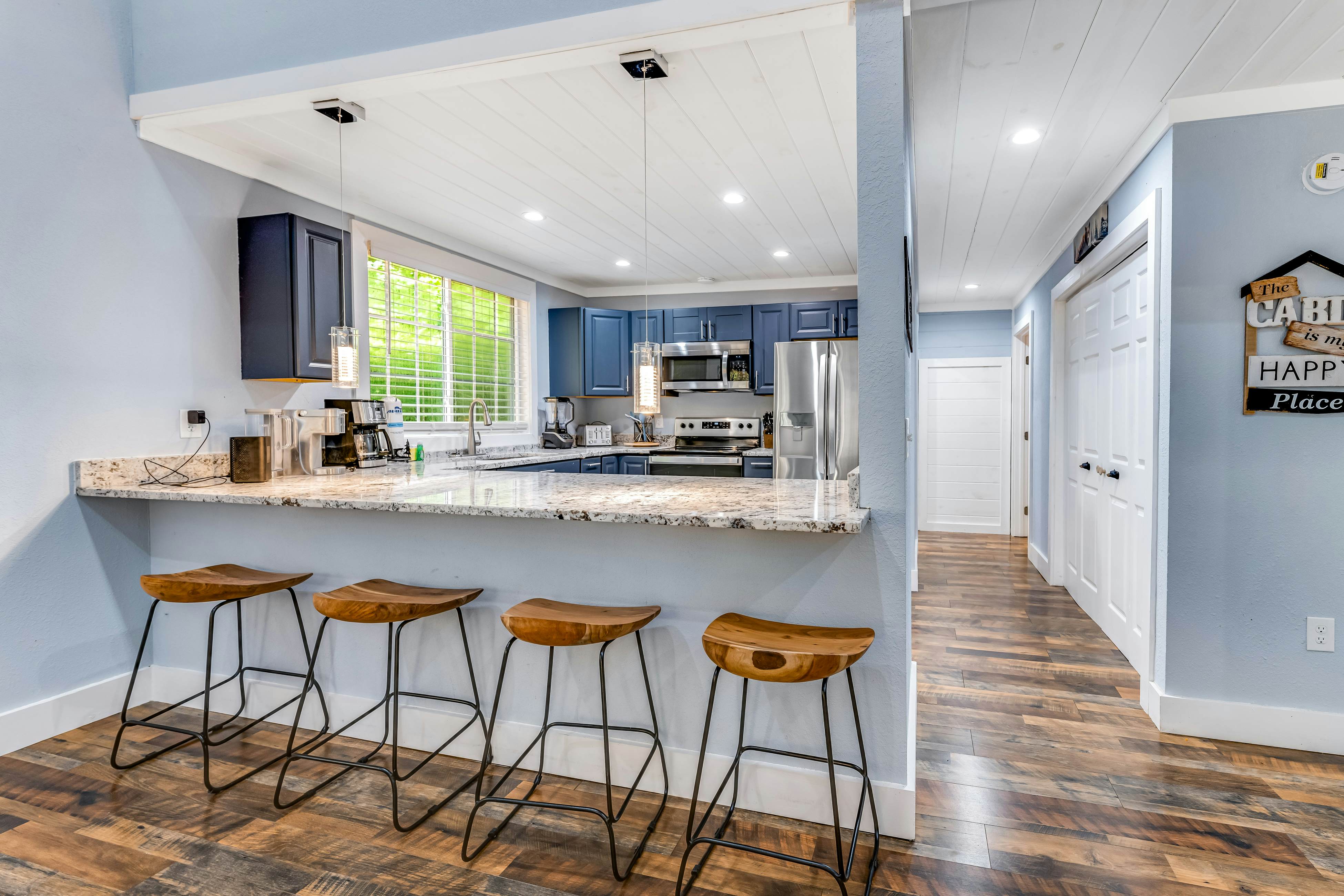 Calming cottage with hot tub, Cozy fireplace, & Free Attraction Tickets