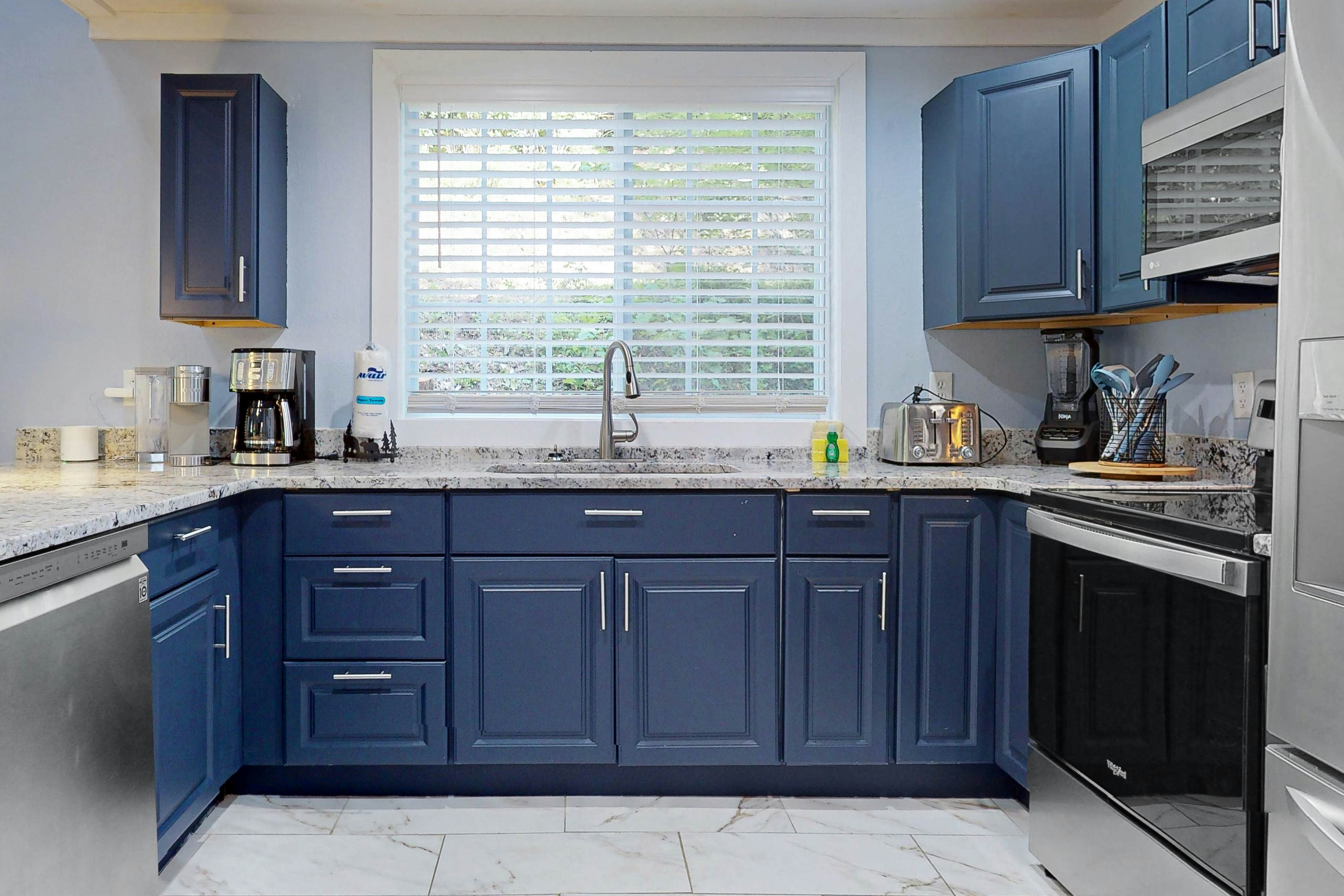 Calming cottage with hot tub, Cozy fireplace, & Free Attraction Tickets