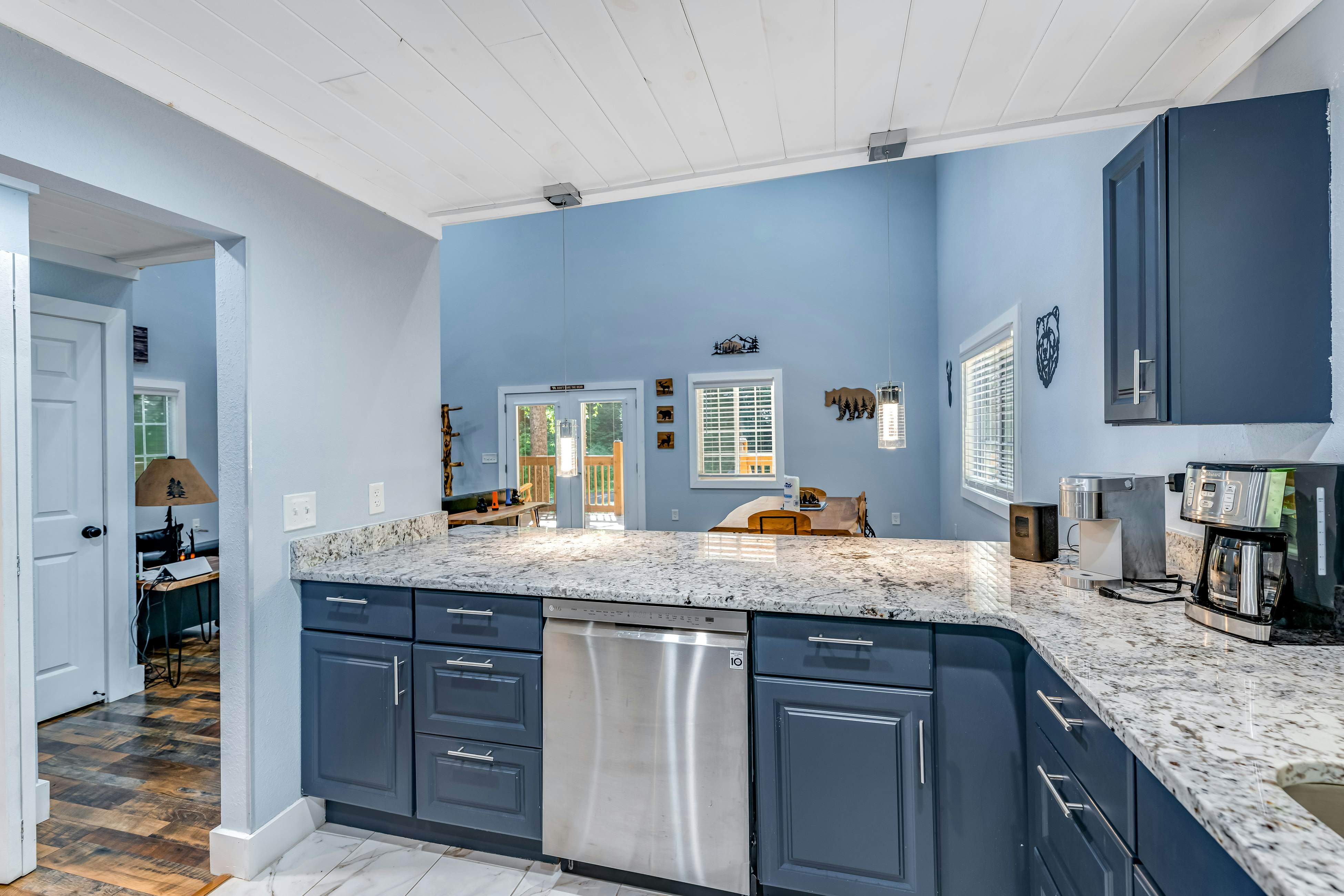 Calming cottage with hot tub, Cozy fireplace, & Free Attraction Tickets