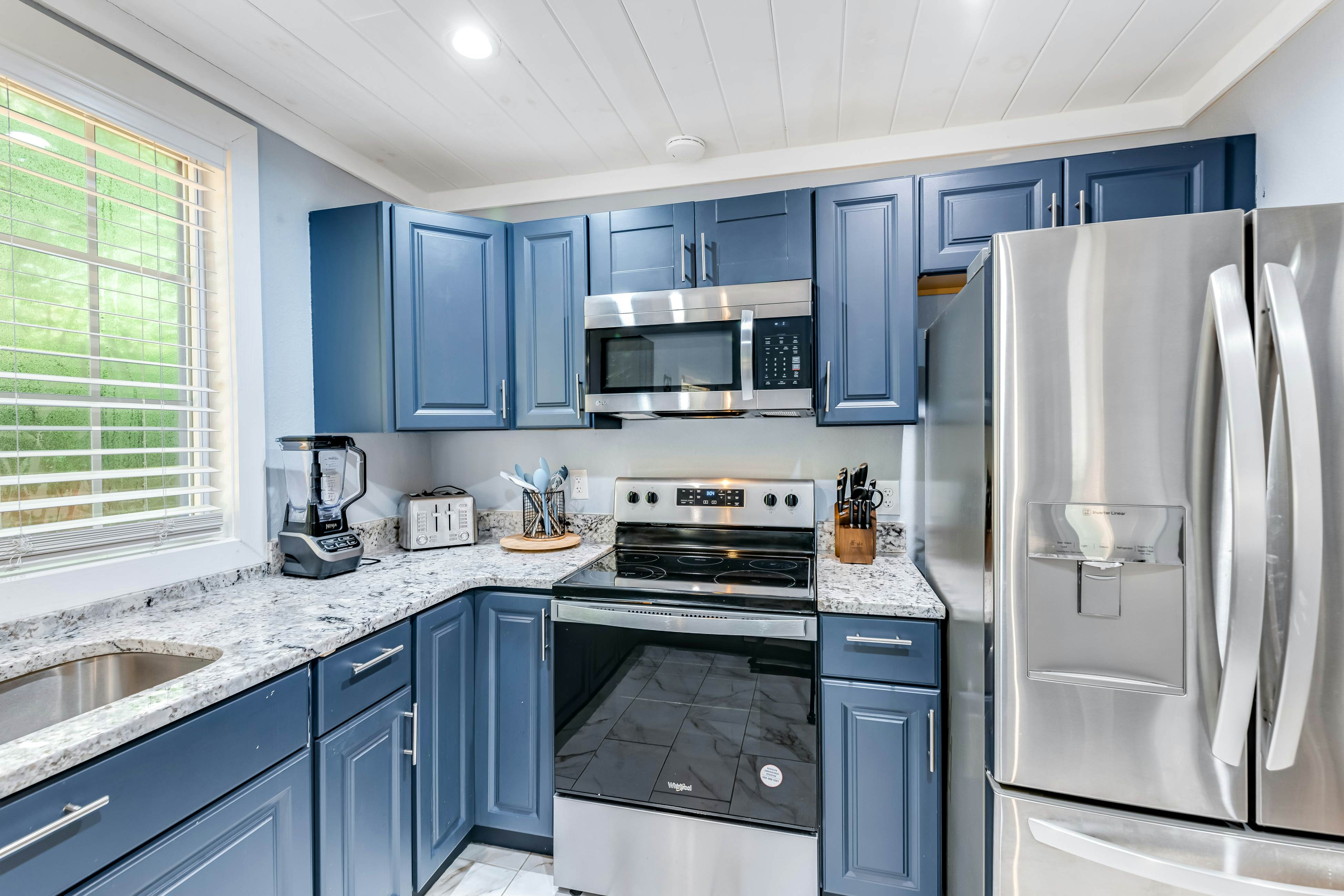 Calming cottage with hot tub, Cozy fireplace, & Free Attraction Tickets