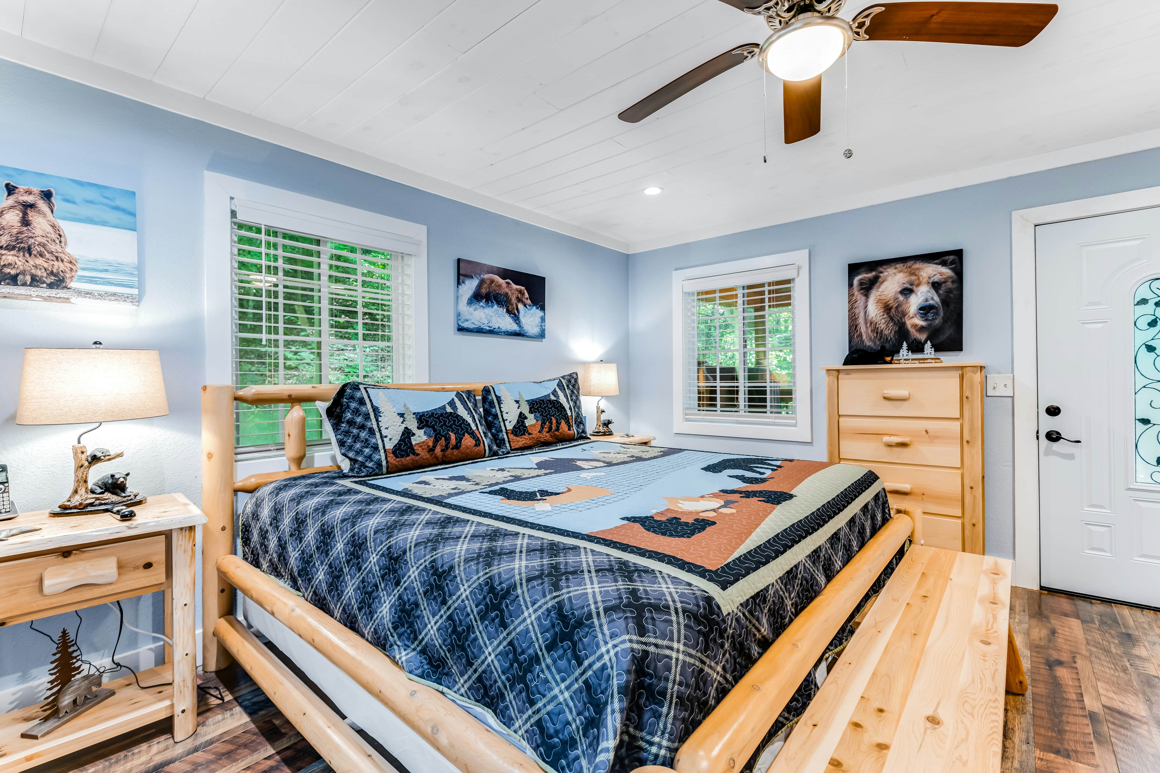 Calming cottage with hot tub, Cozy fireplace, & Free Attraction Tickets