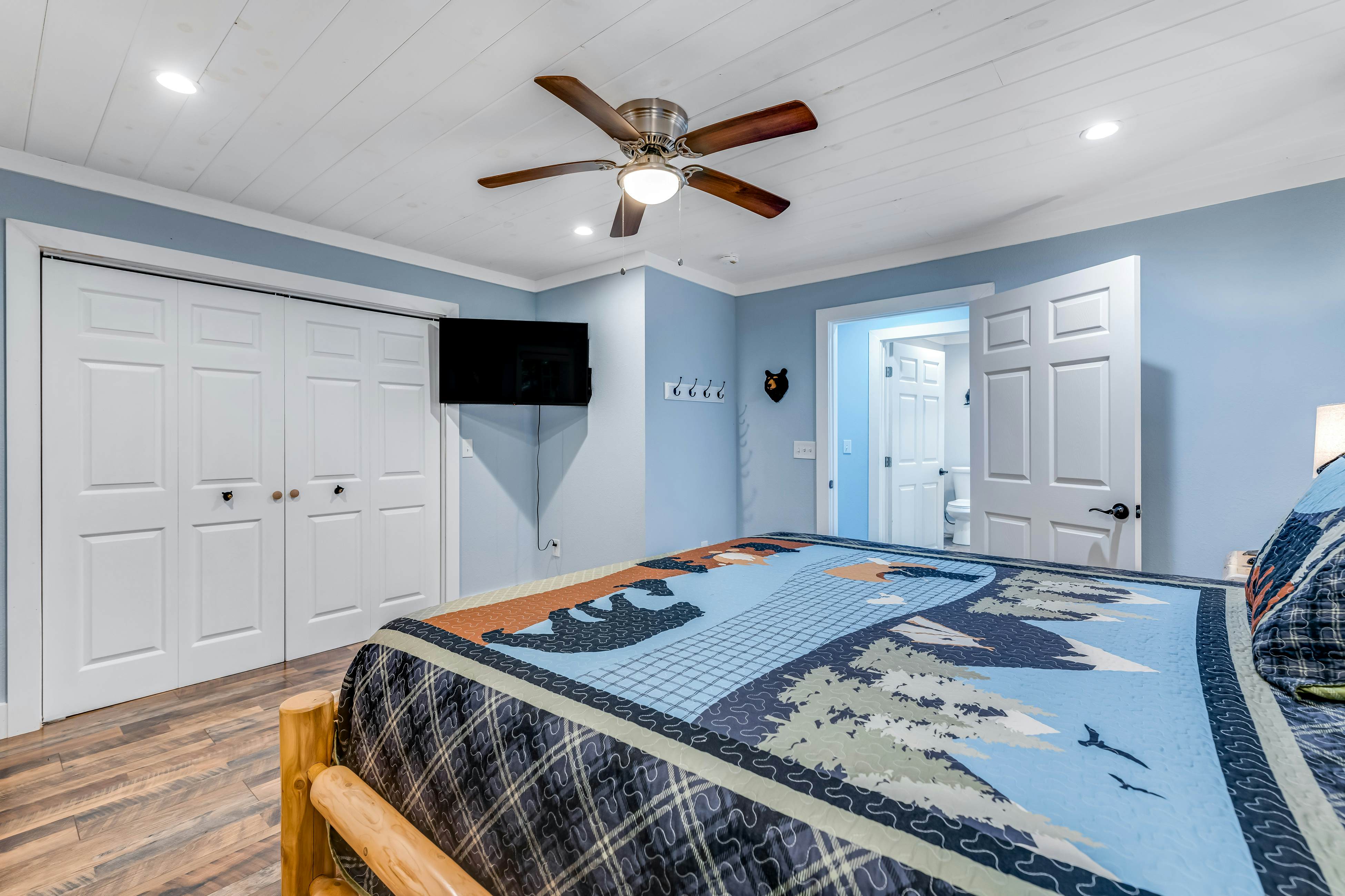 Calming cottage with hot tub, Cozy fireplace, & Free Attraction Tickets