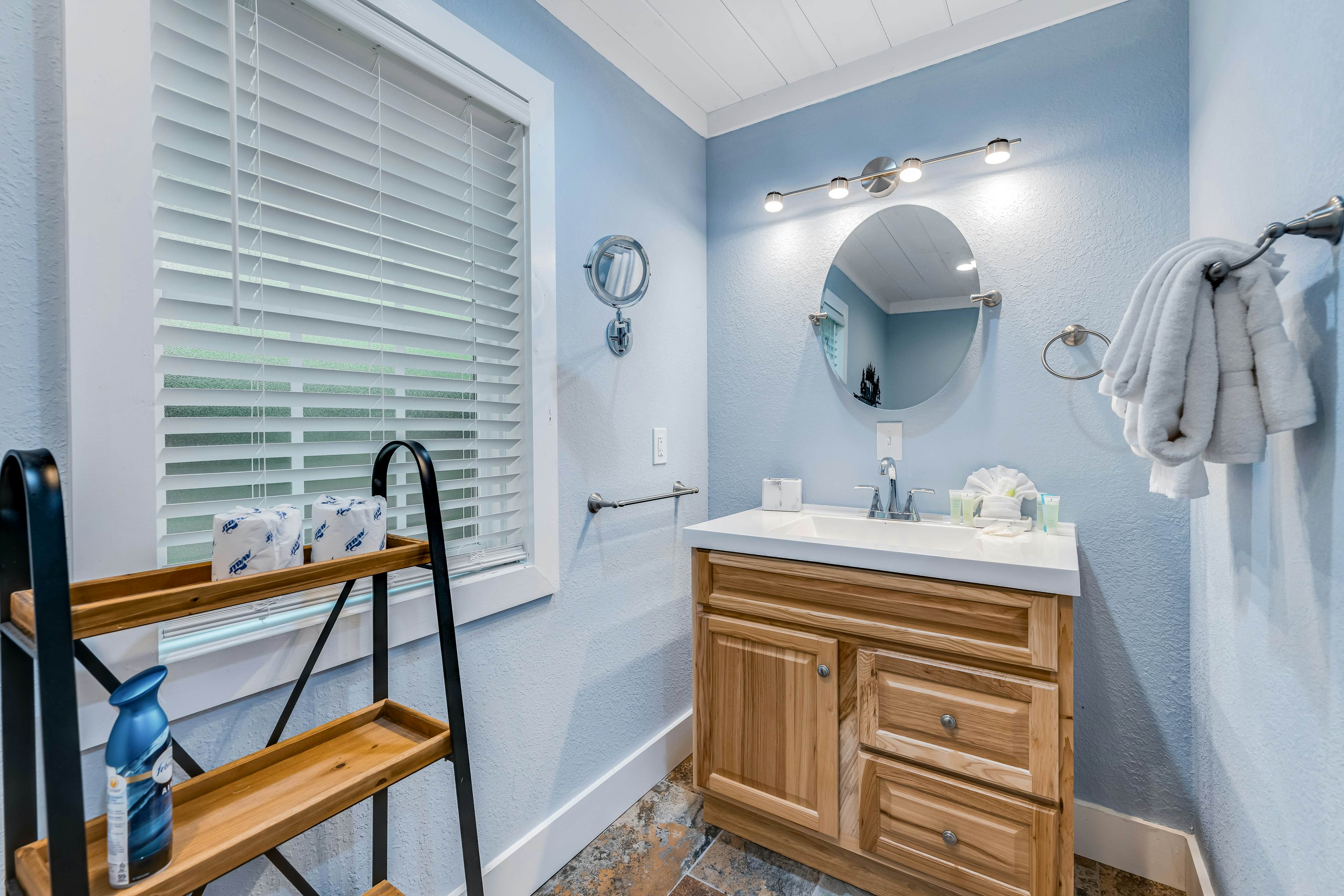 Calming cottage with hot tub, Cozy fireplace, & Free Attraction Tickets