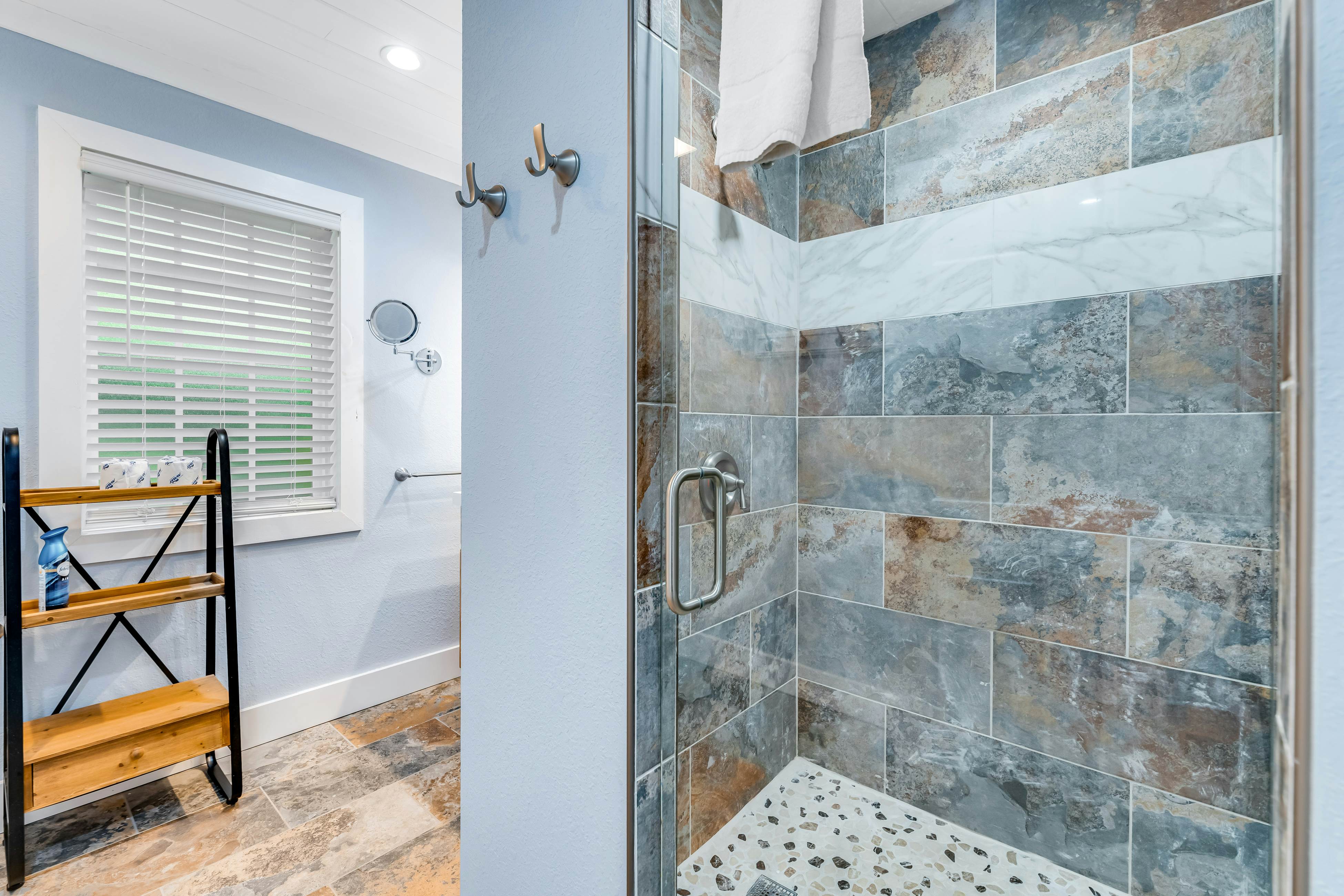 Calming cottage with hot tub, Cozy fireplace, & Free Attraction Tickets