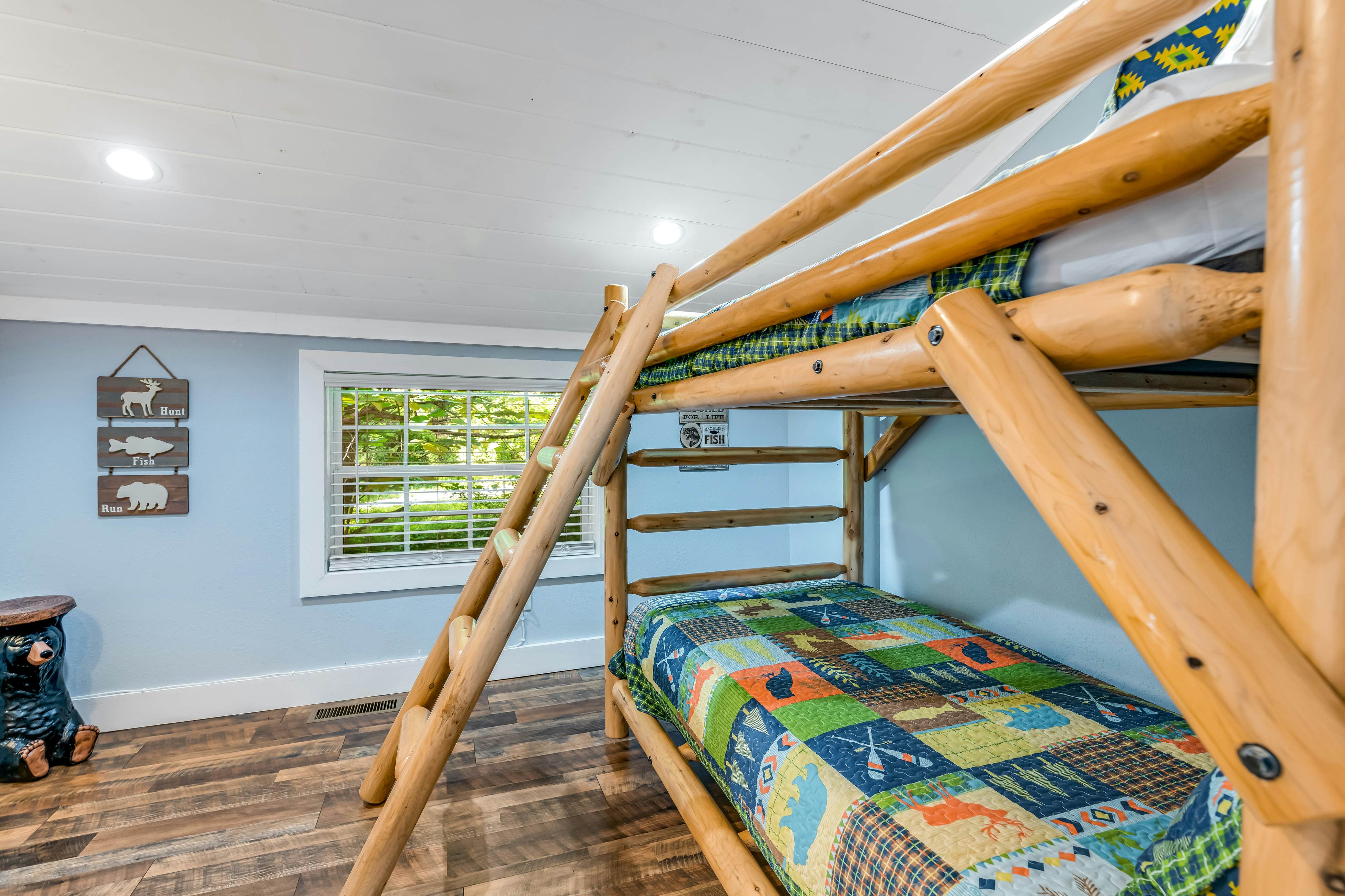 Calming cottage with hot tub, Cozy fireplace, & Free Attraction Tickets