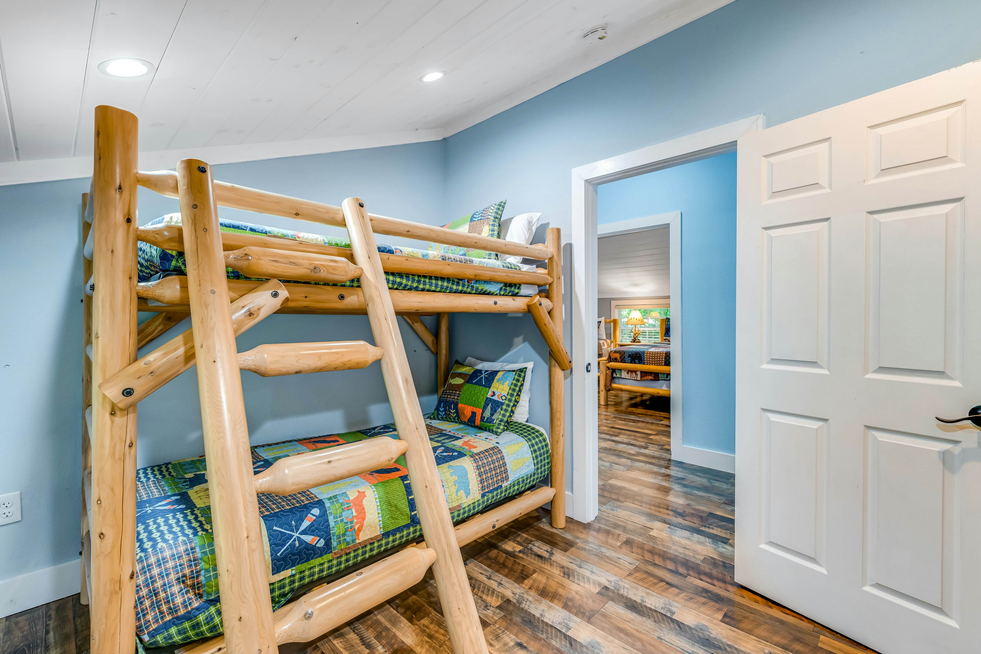 Calming cottage with hot tub, Cozy fireplace, & Free Attraction Tickets