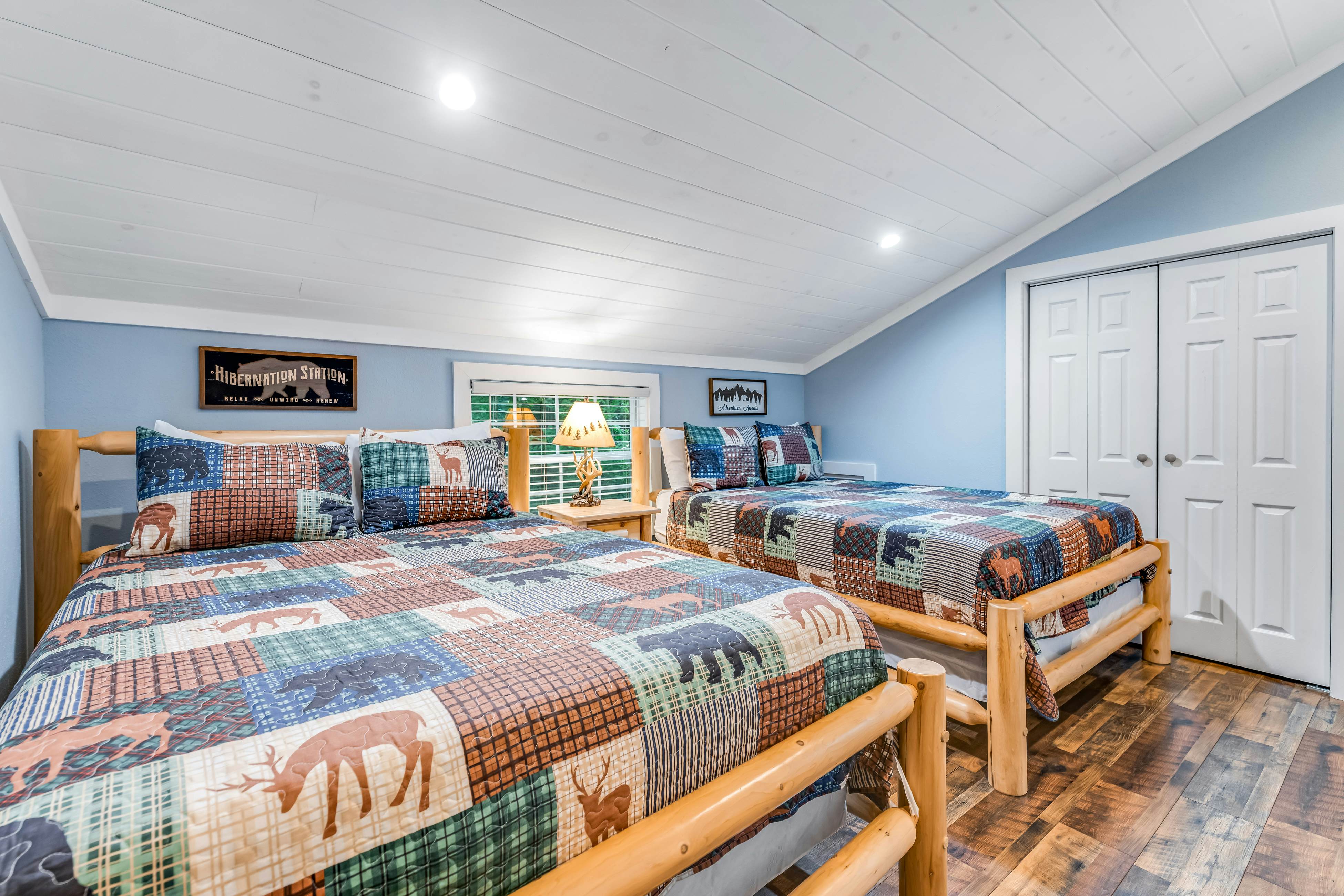 Calming cottage with hot tub, Cozy fireplace, & Free Attraction Tickets