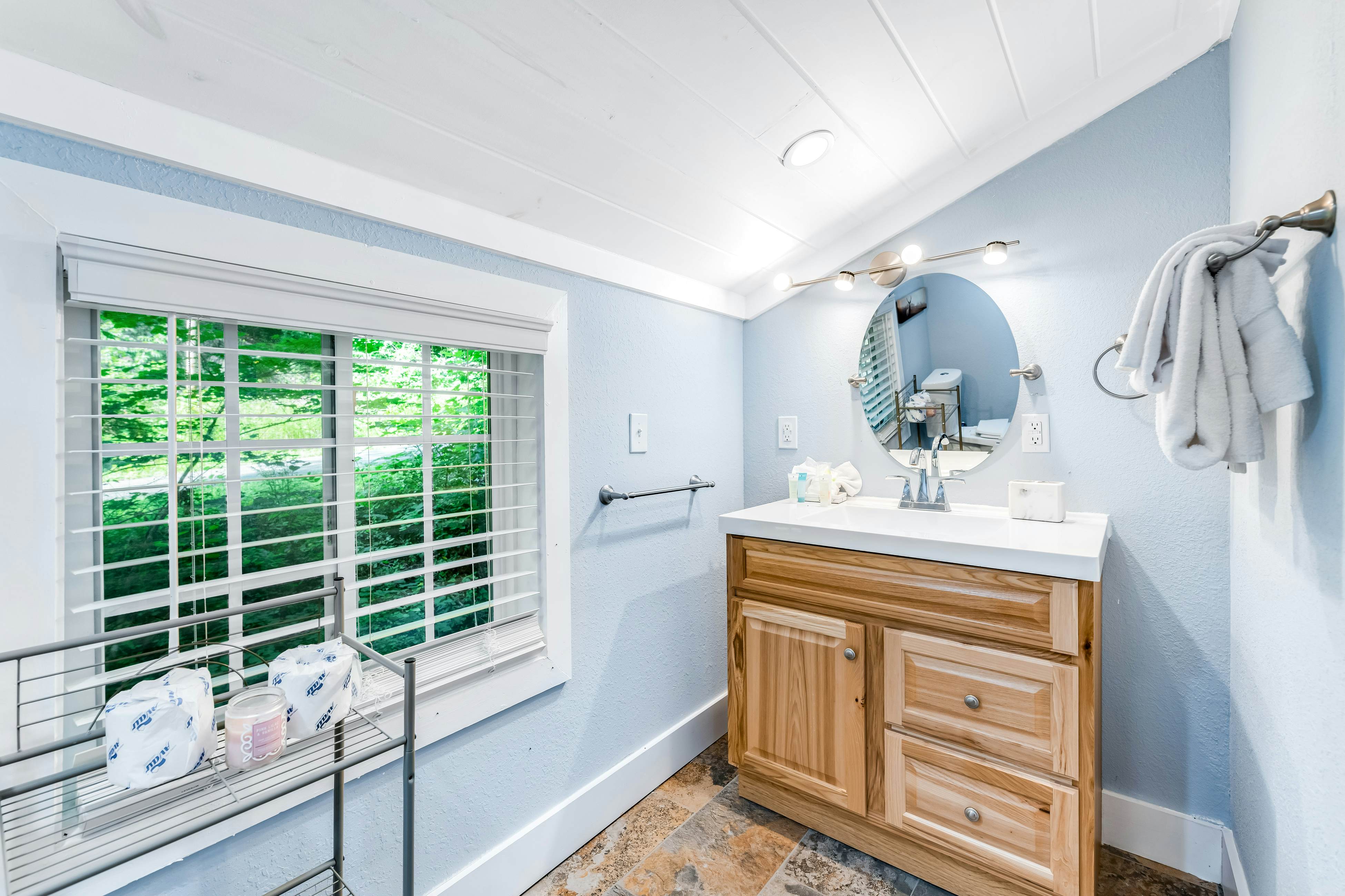 Calming cottage with hot tub, Cozy fireplace, & Free Attraction Tickets