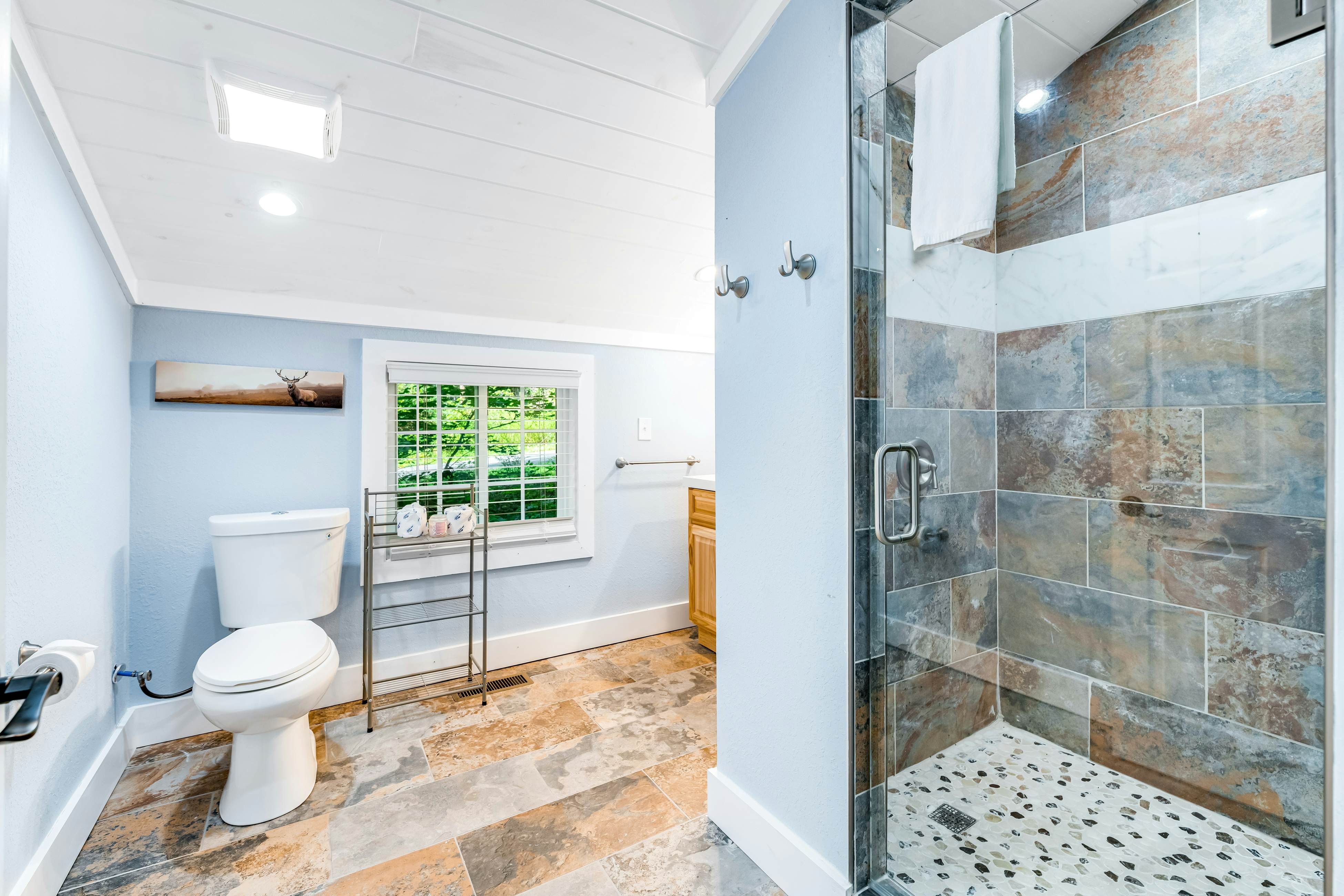 Calming cottage with hot tub, Cozy fireplace, & Free Attraction Tickets