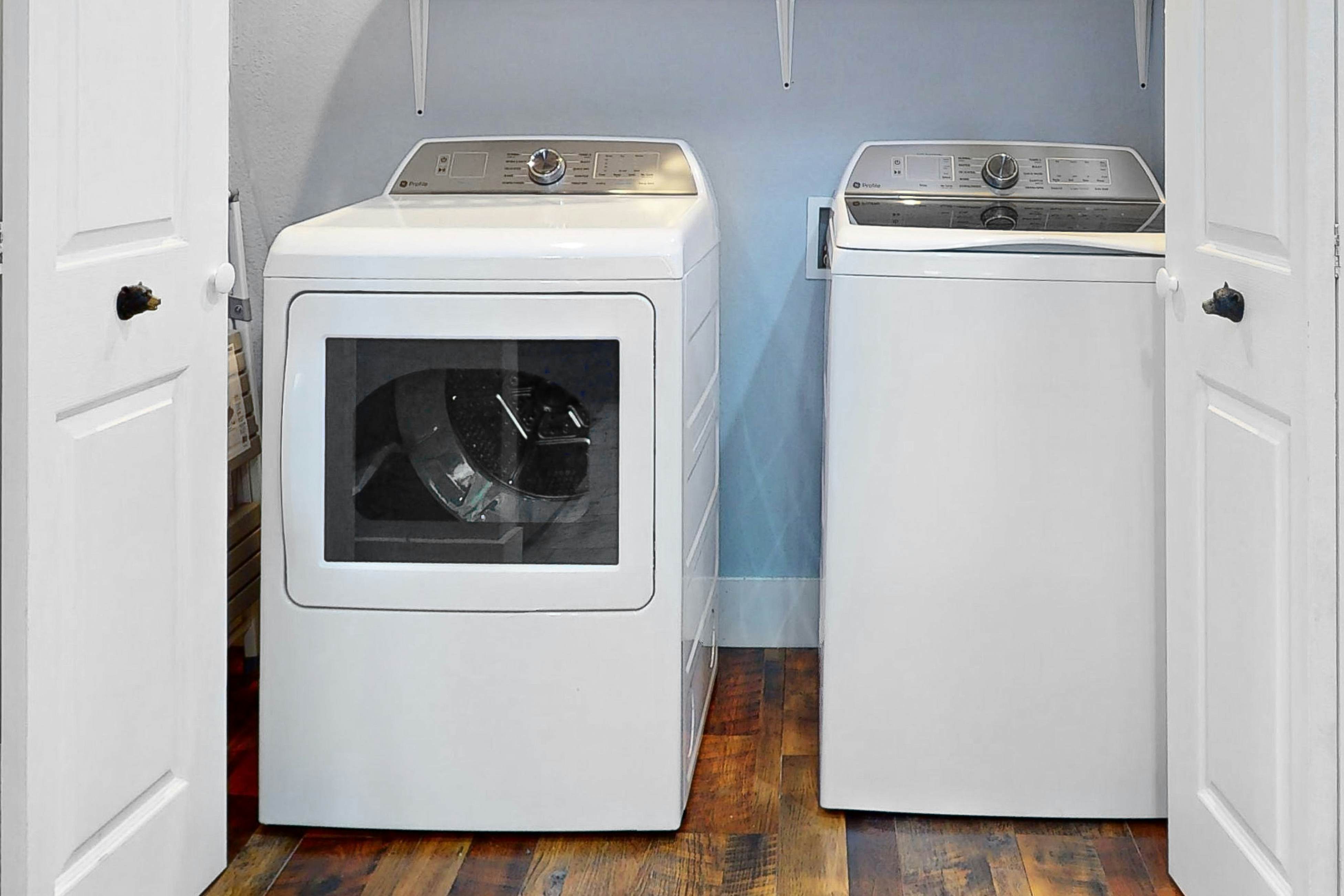 Calming cottage with hot tub, Cozy fireplace, & Free Attraction Tickets