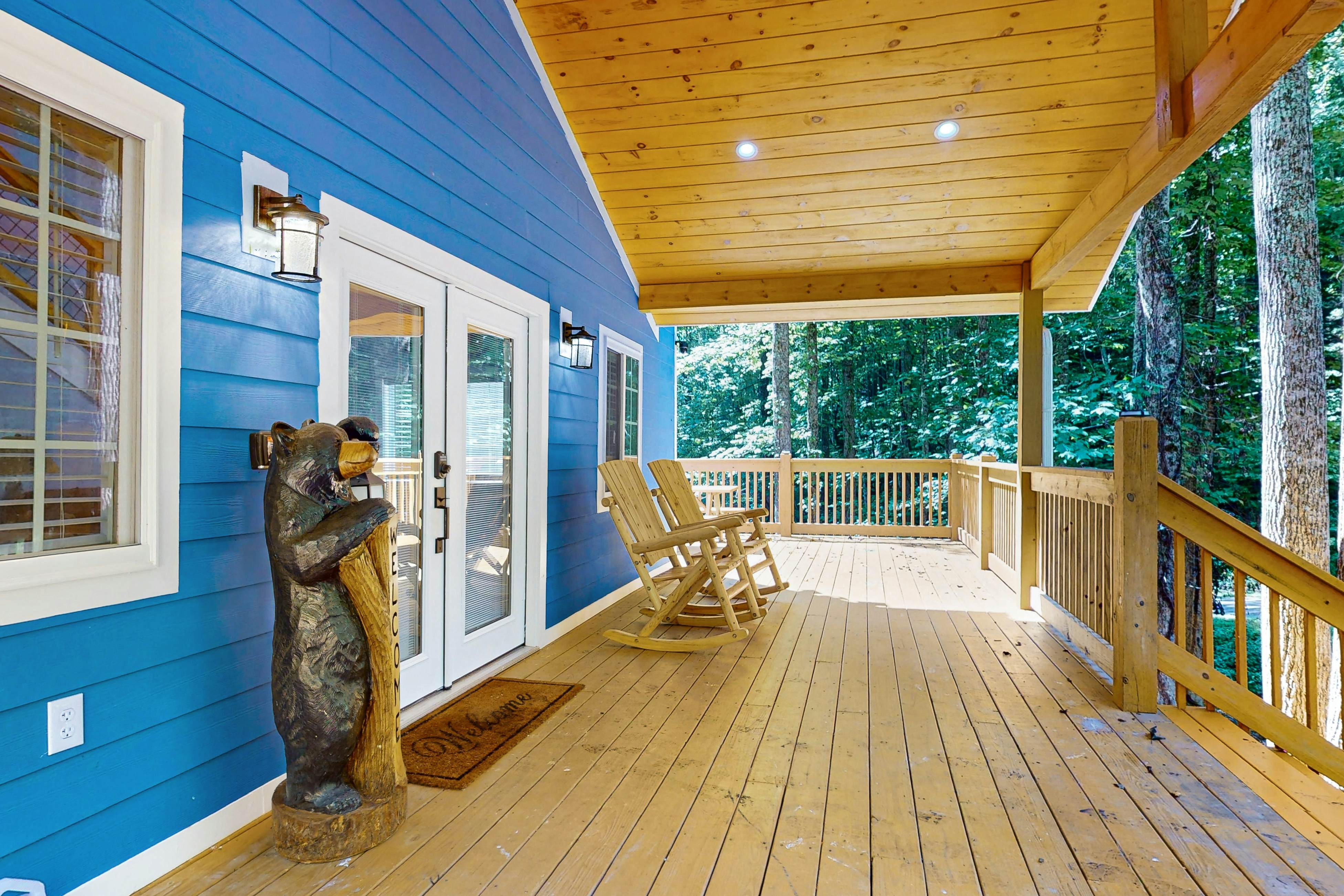 Calming cottage with hot tub, Cozy fireplace, & Free Attraction Tickets