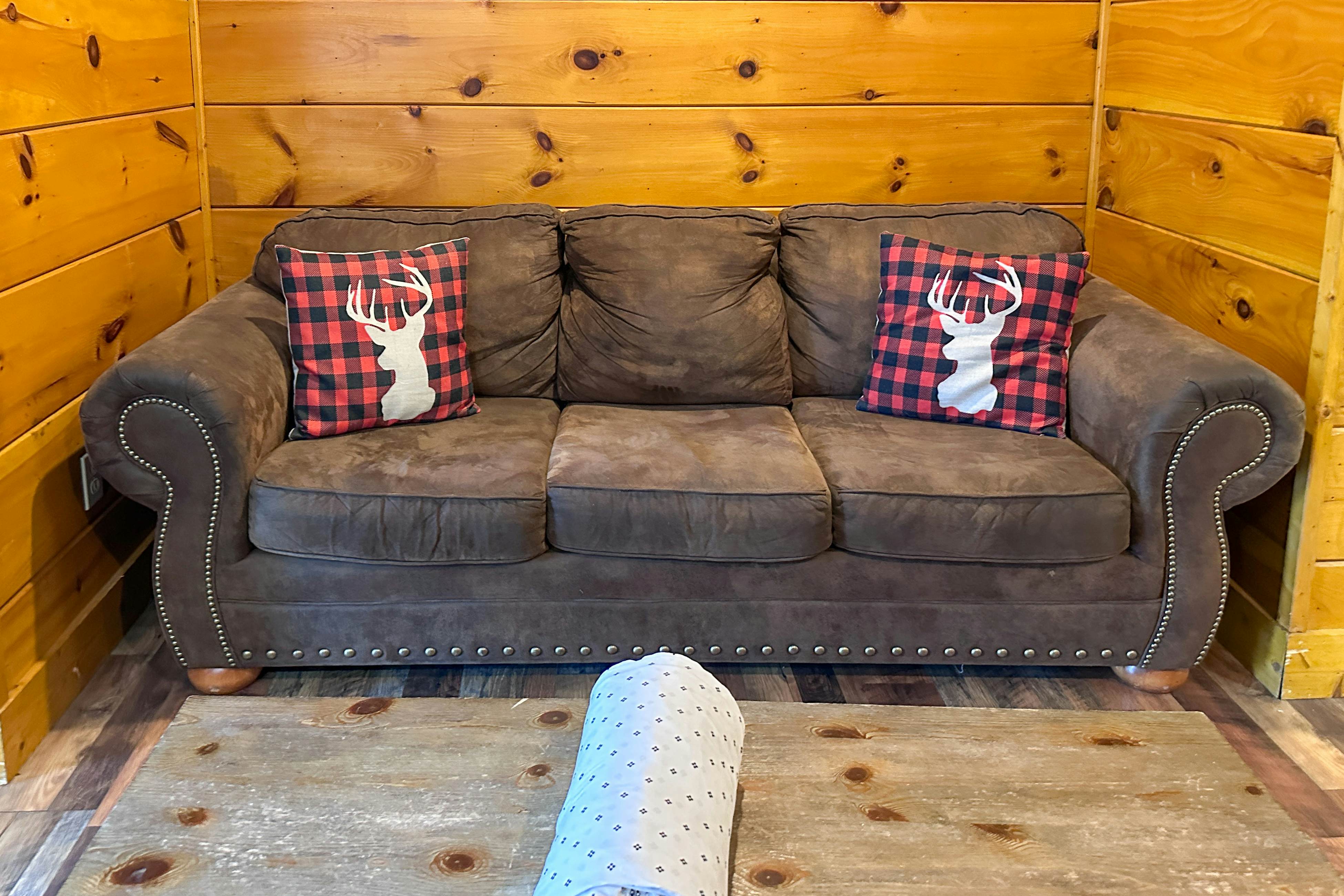 Reindeer Hideaway | Cabin in Pigeon Forge with Free Attraction Tickets