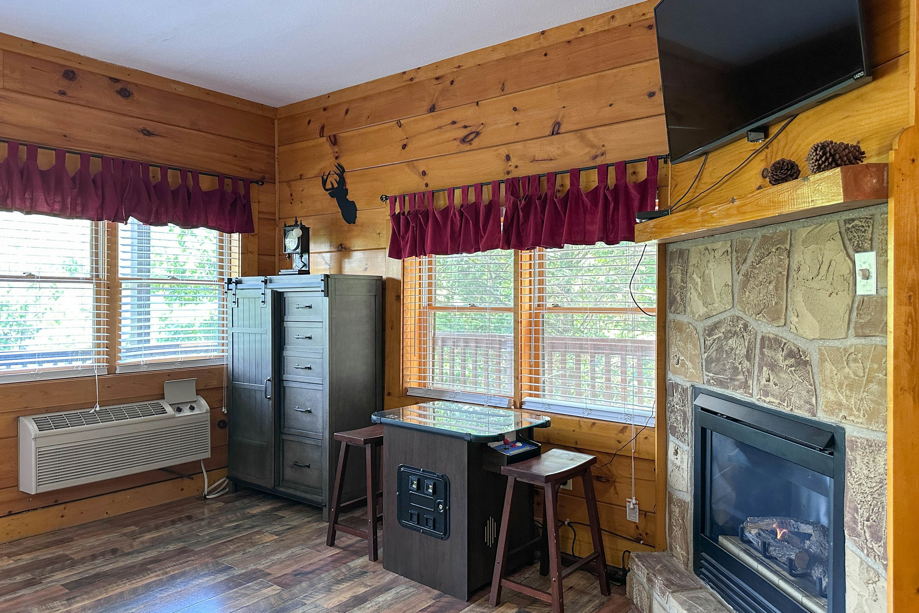 Reindeer Hideaway | Cabin in Pigeon Forge with Free Attraction Tickets