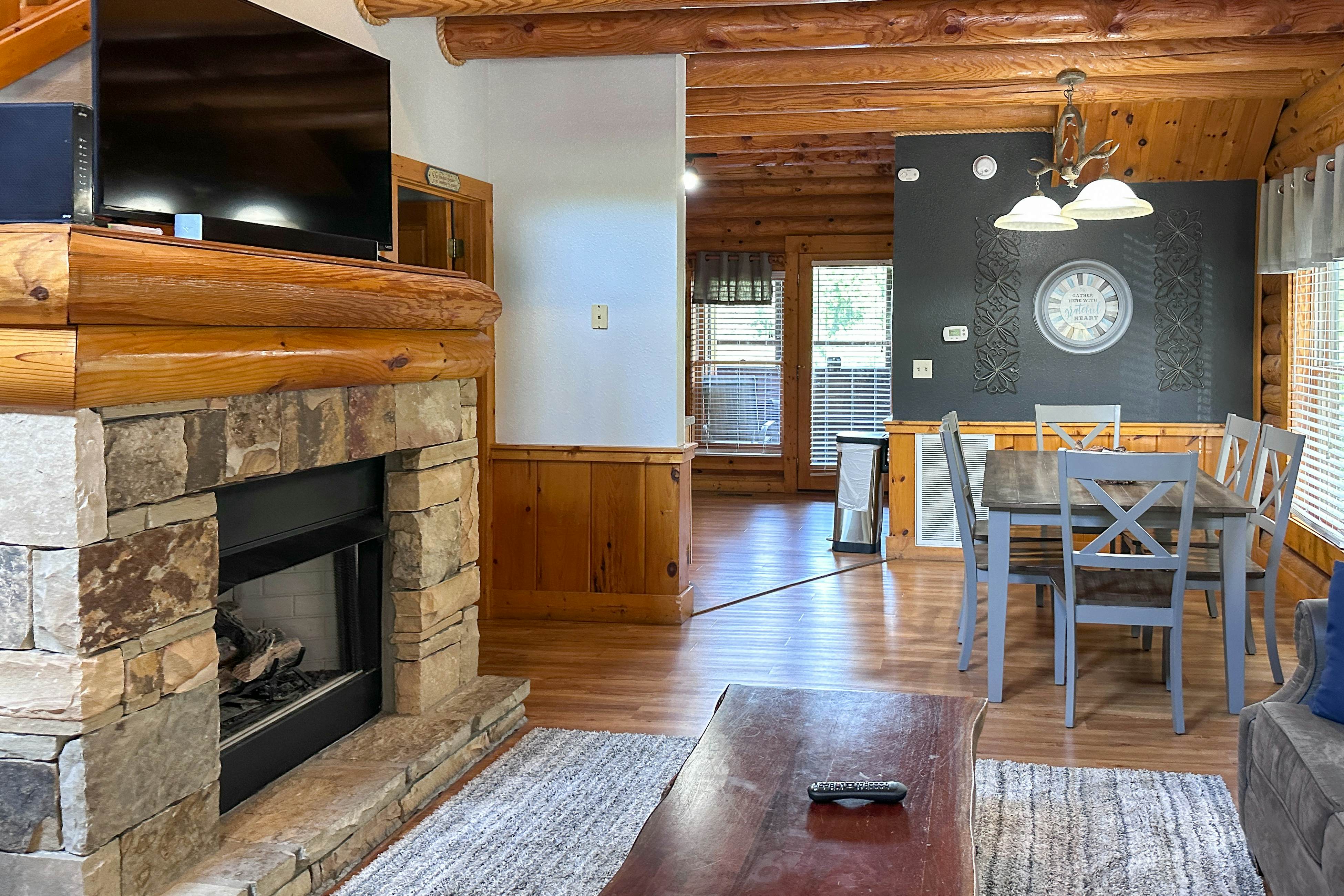 Reindeer Hideaway | Cabin in Pigeon Forge with Free Attraction Tickets