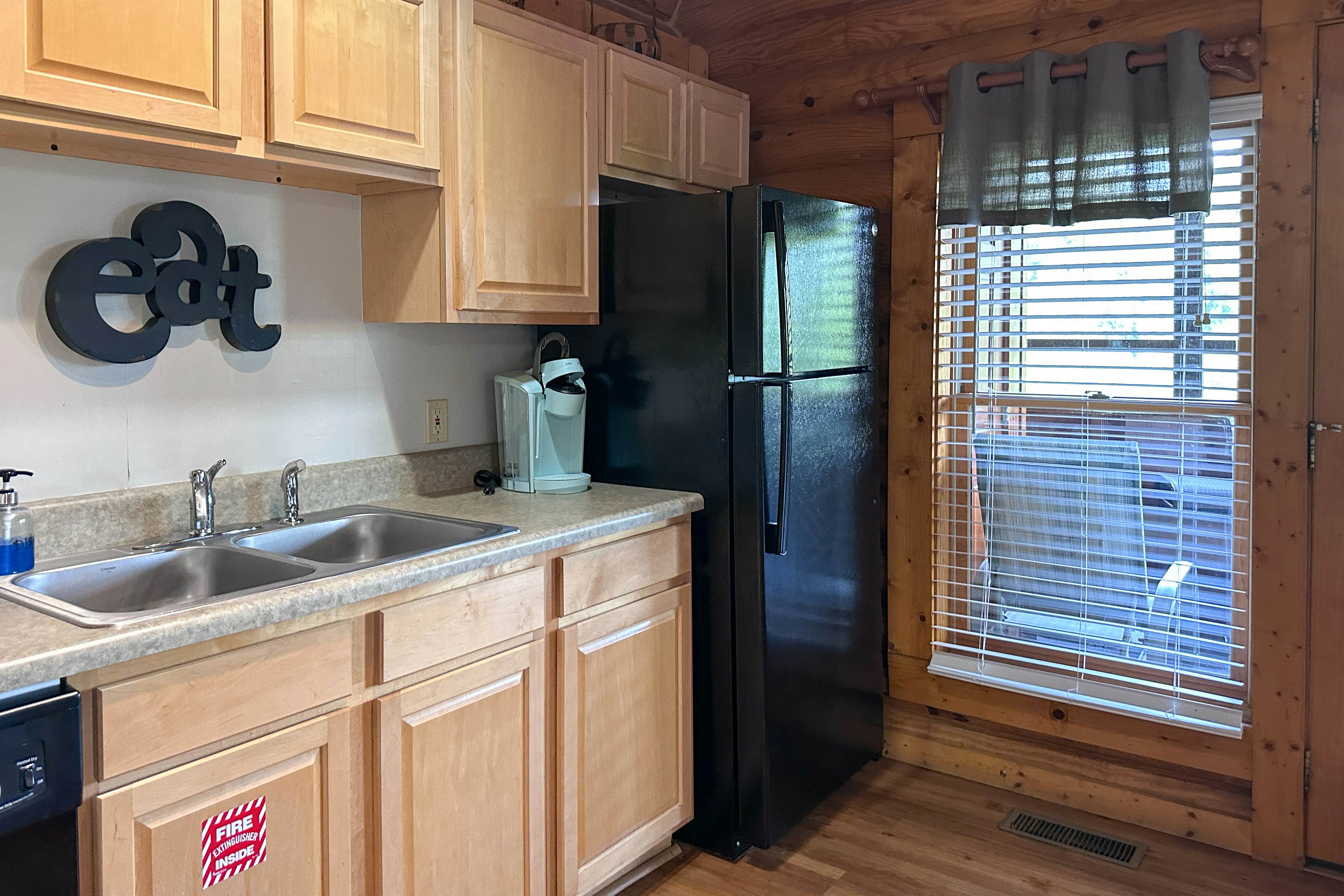 Reindeer Hideaway | Cabin in Pigeon Forge with Free Attraction Tickets