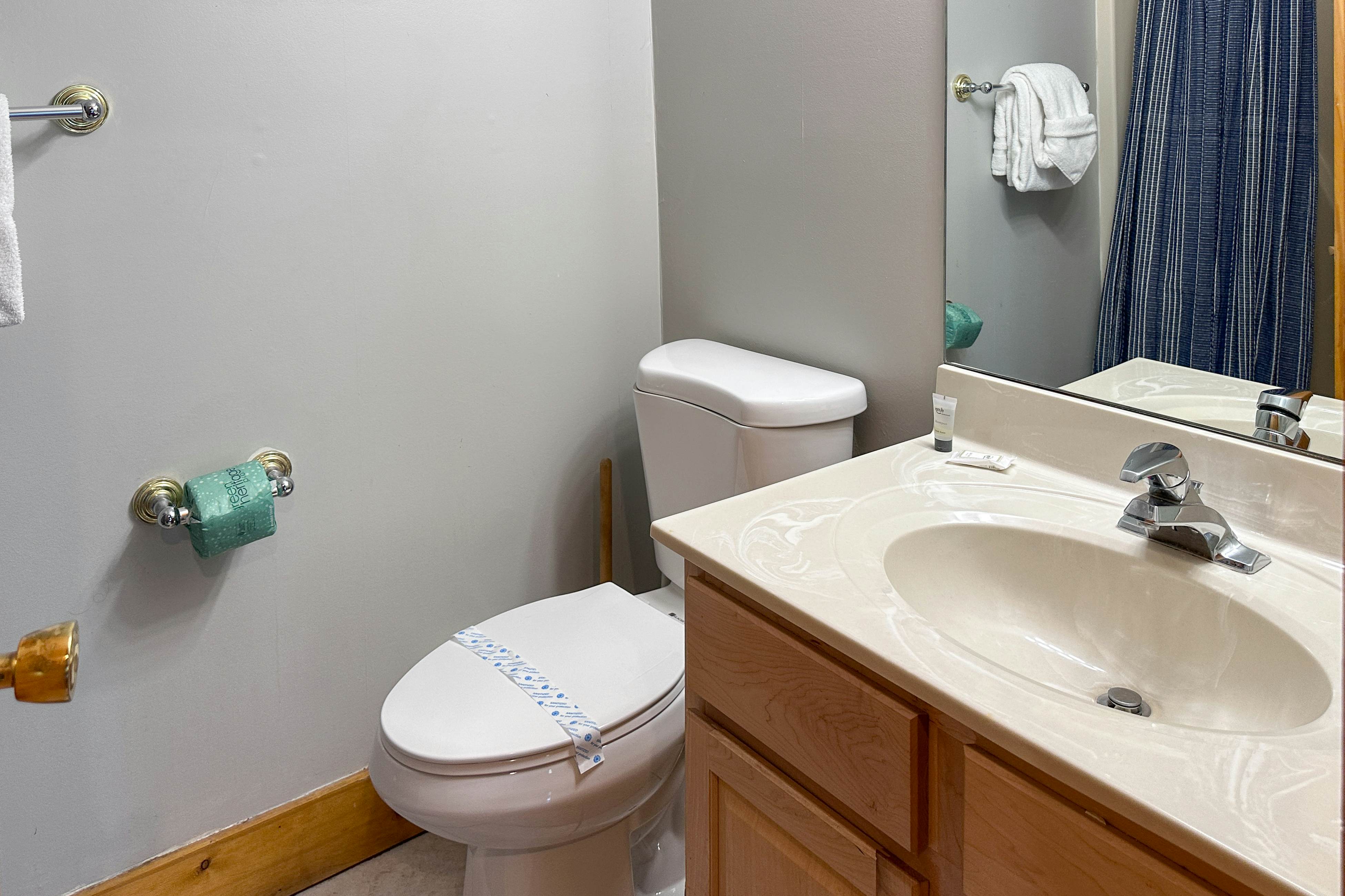 Reindeer Hideaway | Cabin in Pigeon Forge with Free Attraction Tickets