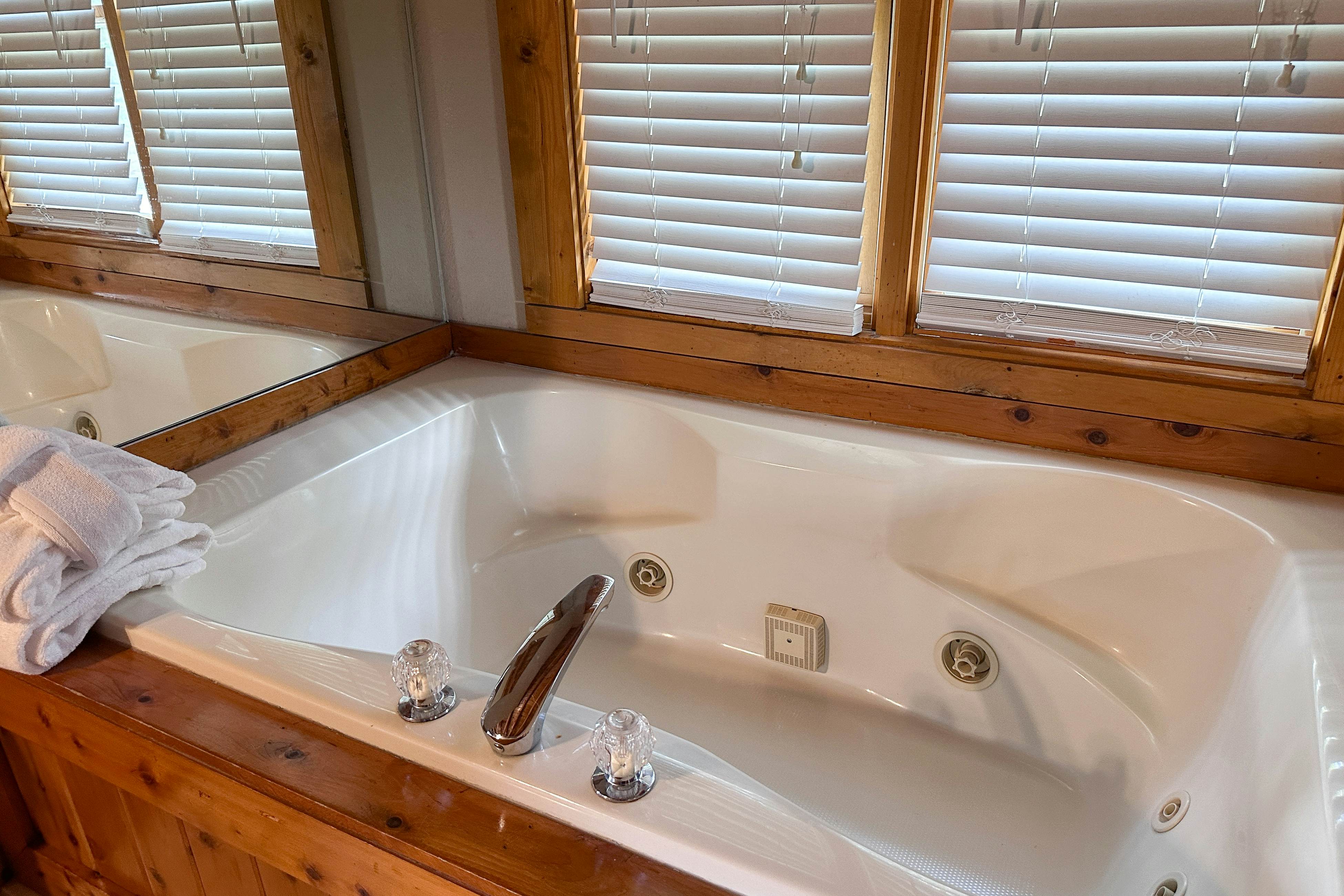 Reindeer Hideaway | Cabin in Pigeon Forge with Free Attraction Tickets