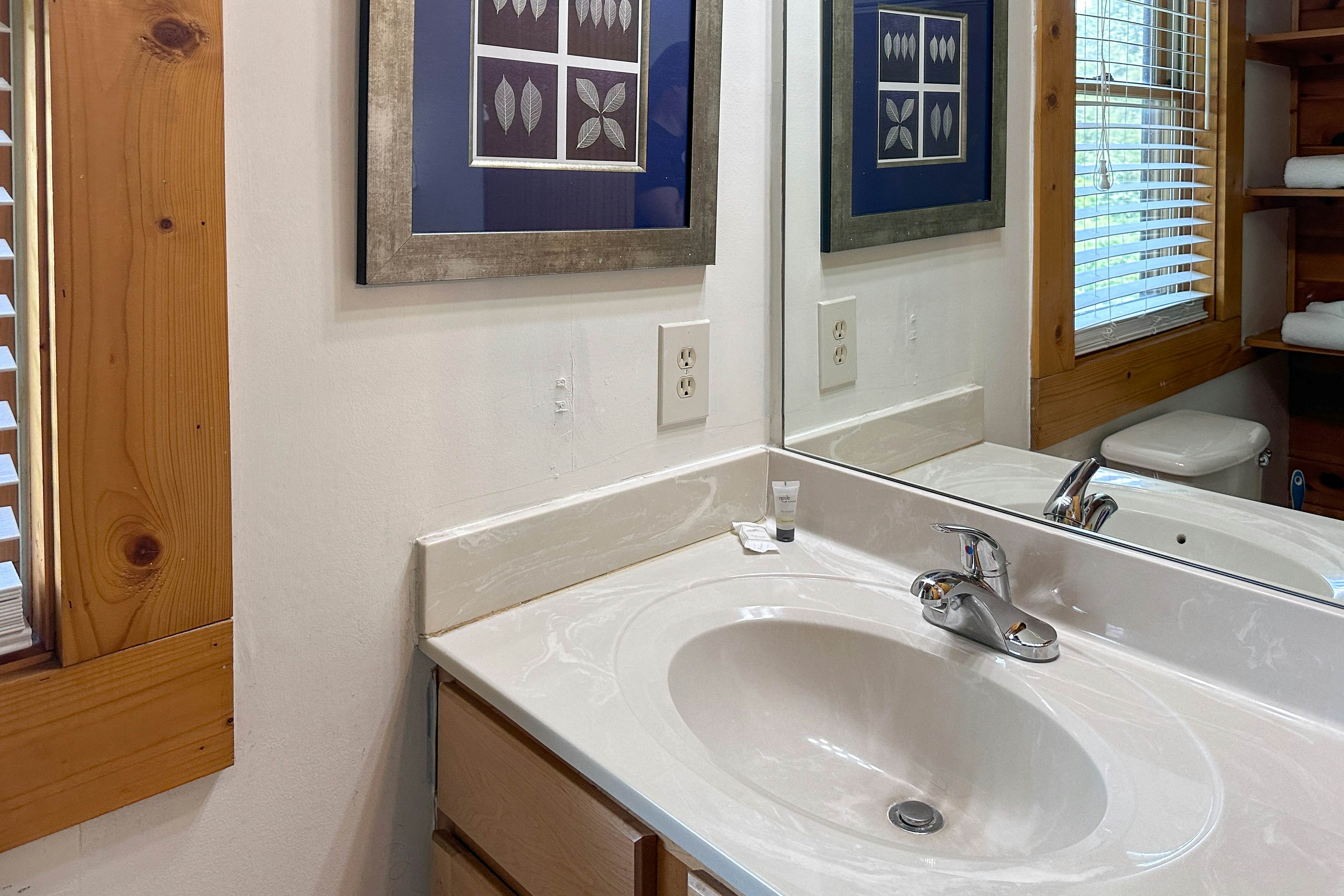 Reindeer Hideaway | Cabin in Pigeon Forge with Free Attraction Tickets