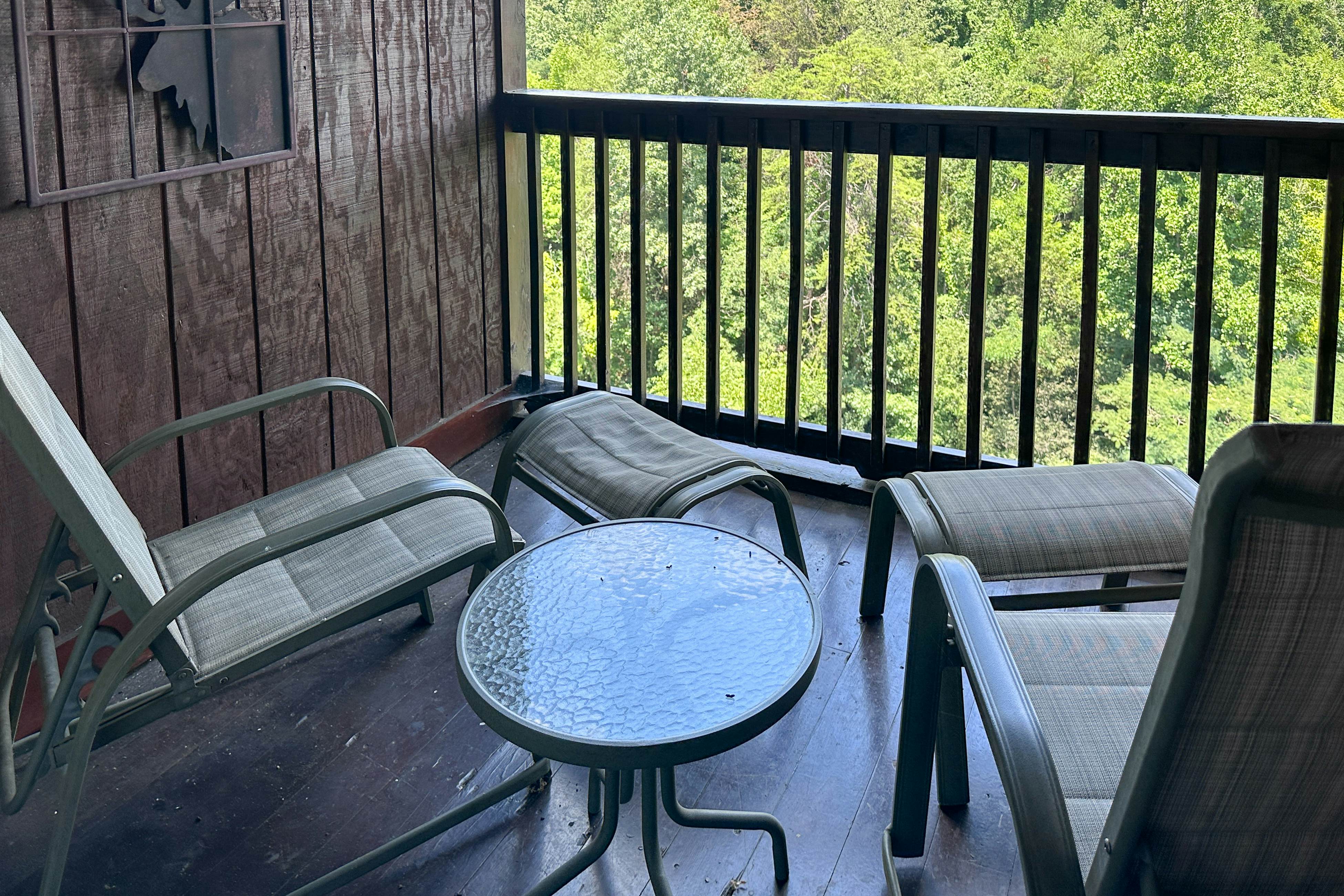 Reindeer Hideaway | Cabin in Pigeon Forge with Free Attraction Tickets