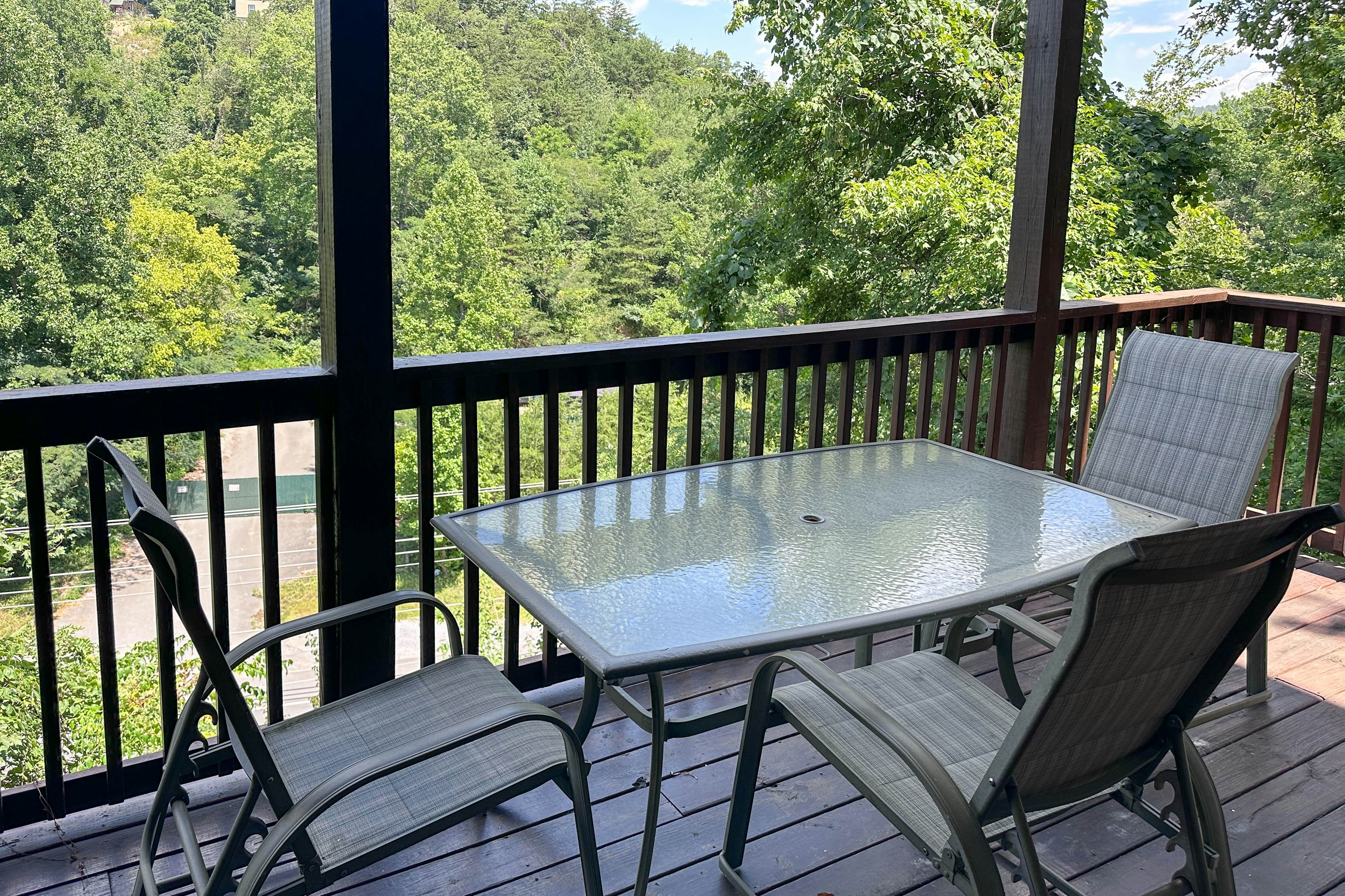 Reindeer Hideaway | Cabin in Pigeon Forge with Free Attraction Tickets