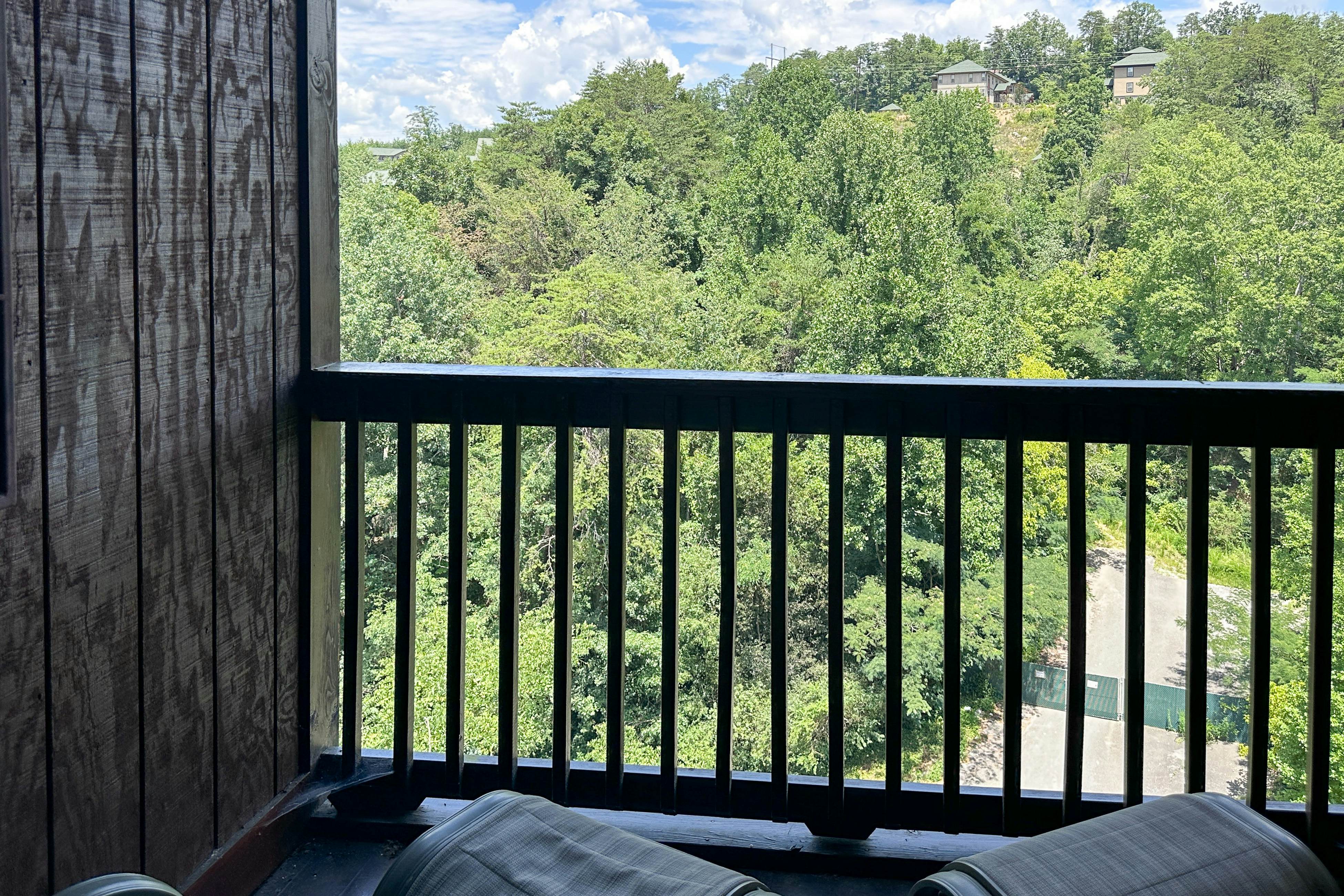 Reindeer Hideaway | Cabin in Pigeon Forge with Free Attraction Tickets