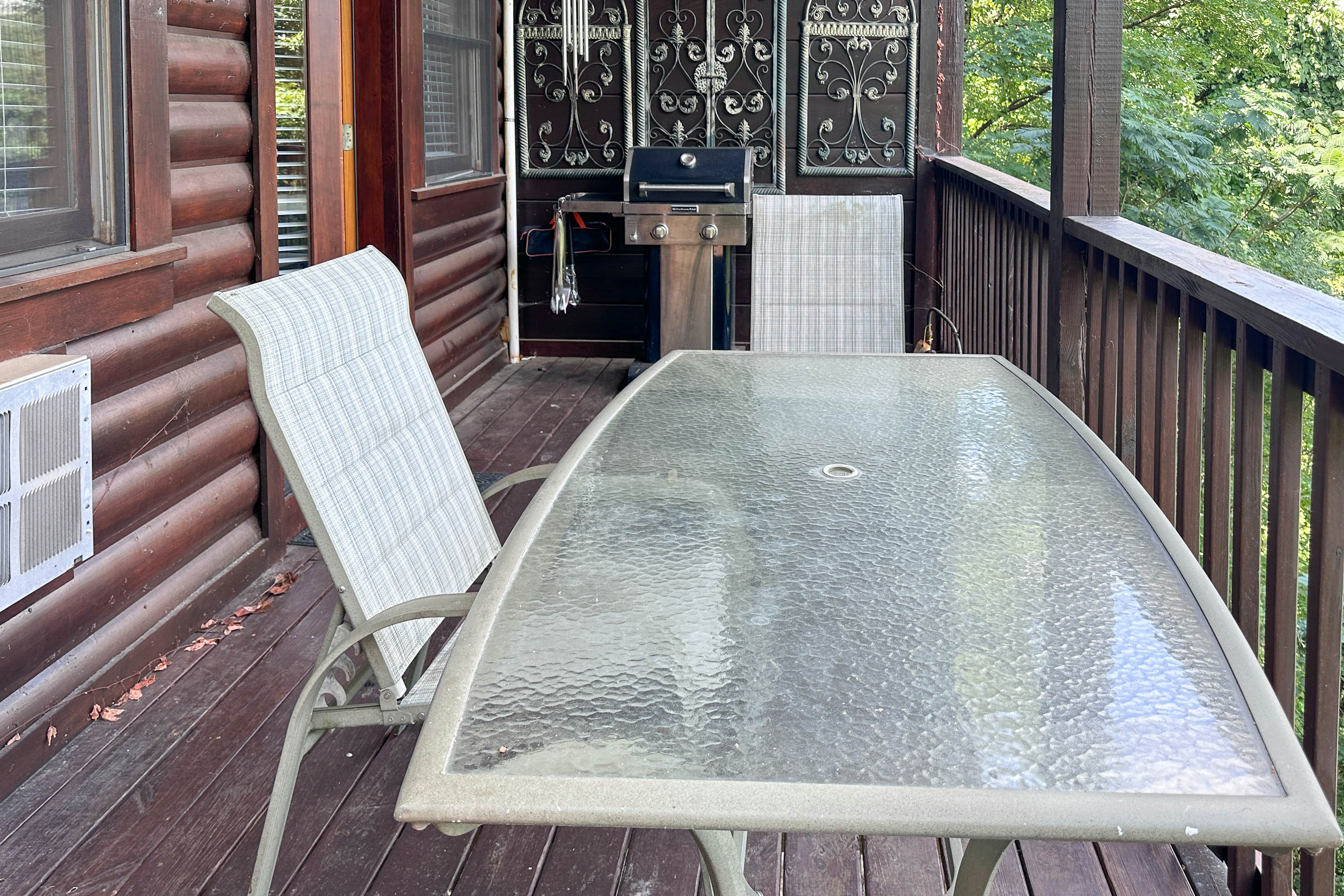 Reindeer Hideaway | Cabin in Pigeon Forge with Free Attraction Tickets