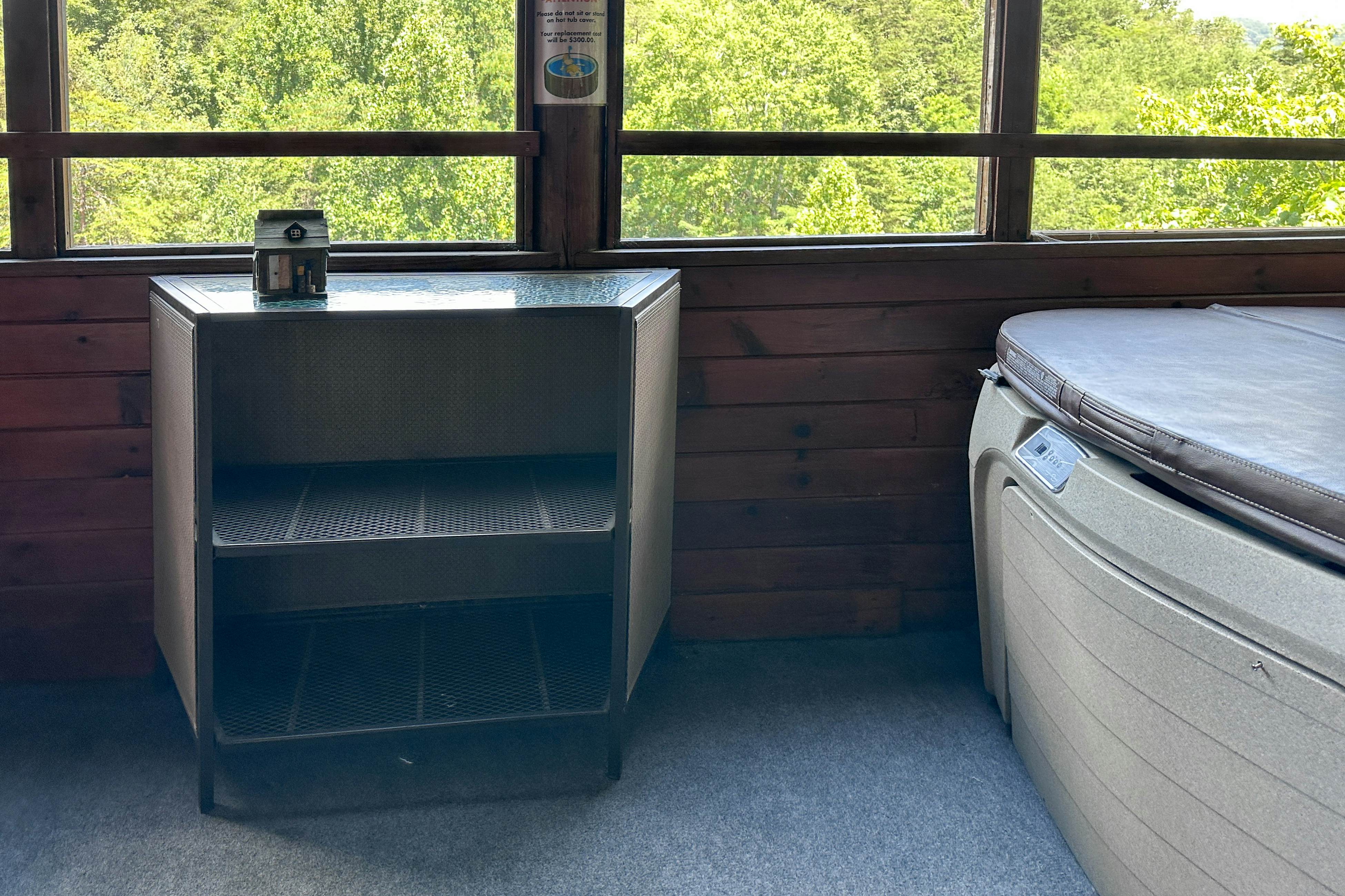 Reindeer Hideaway | Cabin in Pigeon Forge with Free Attraction Tickets