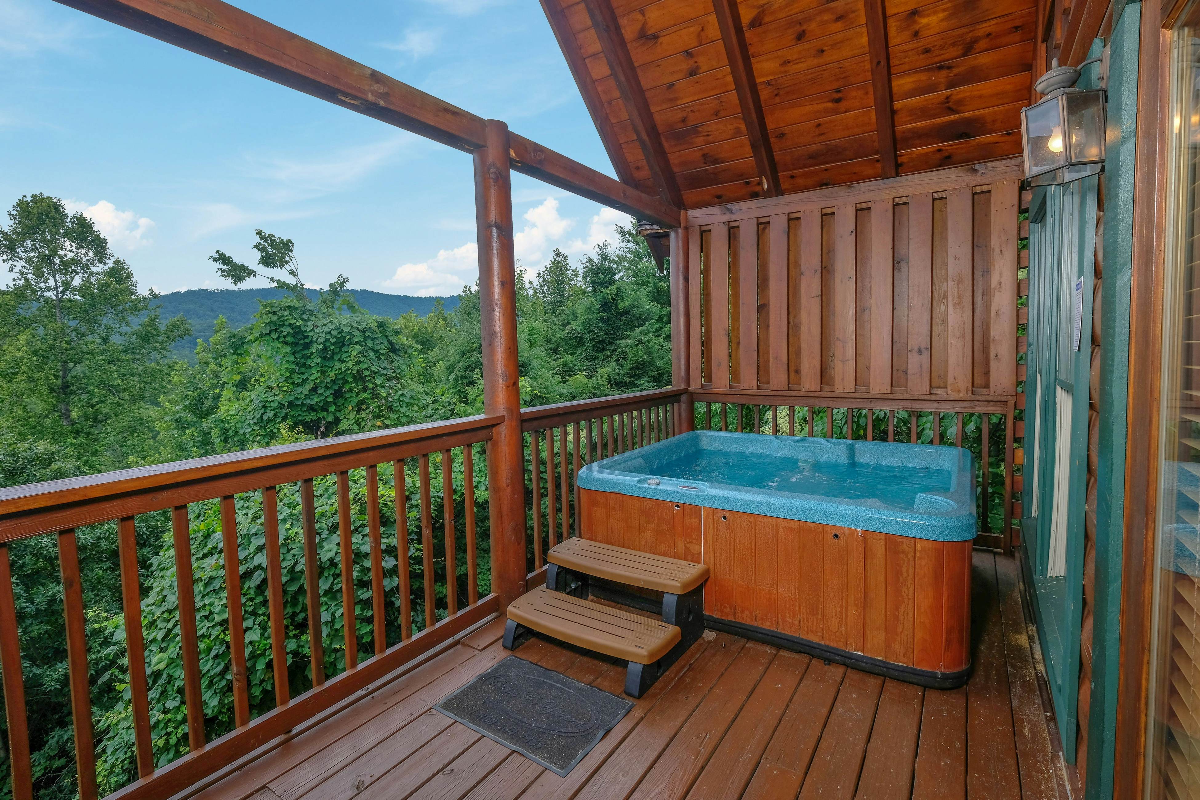 Gorgeous cabin with mountain views, hot tub, fireplace, Free Attraction Tickets