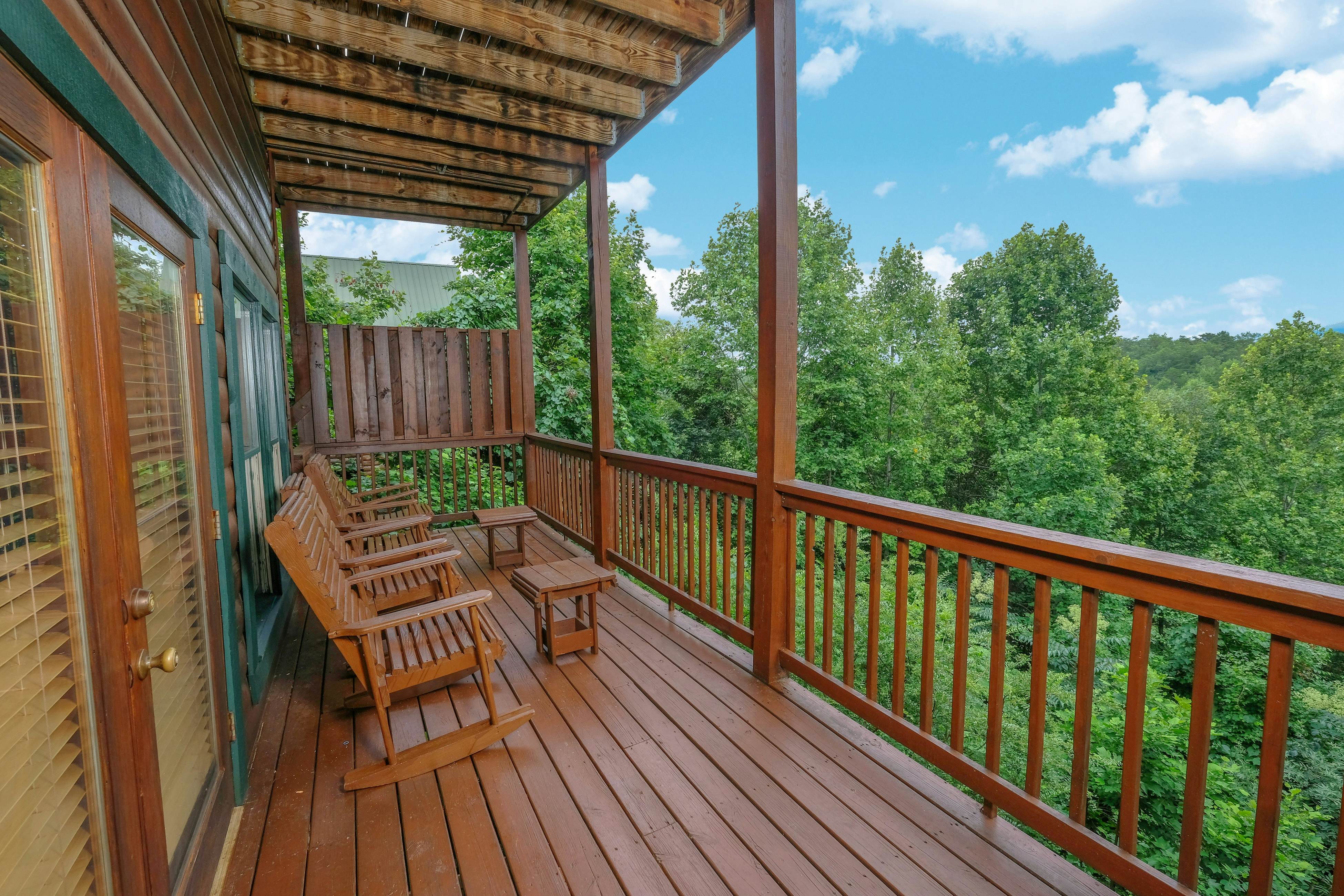 Gorgeous cabin with mountain views, hot tub, fireplace, Free Attraction Tickets