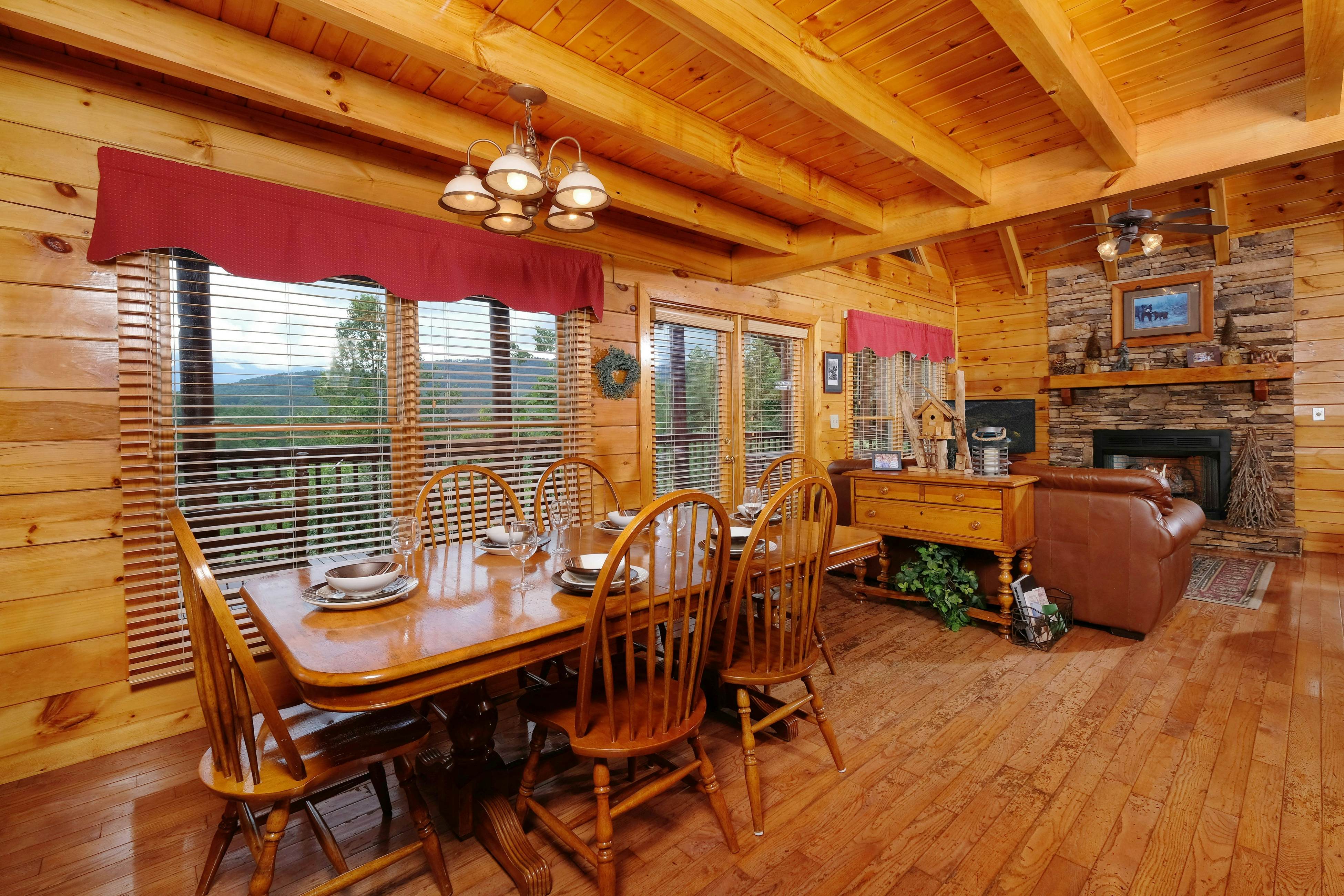 Gorgeous cabin with mountain views, hot tub, fireplace, Free Attraction Tickets