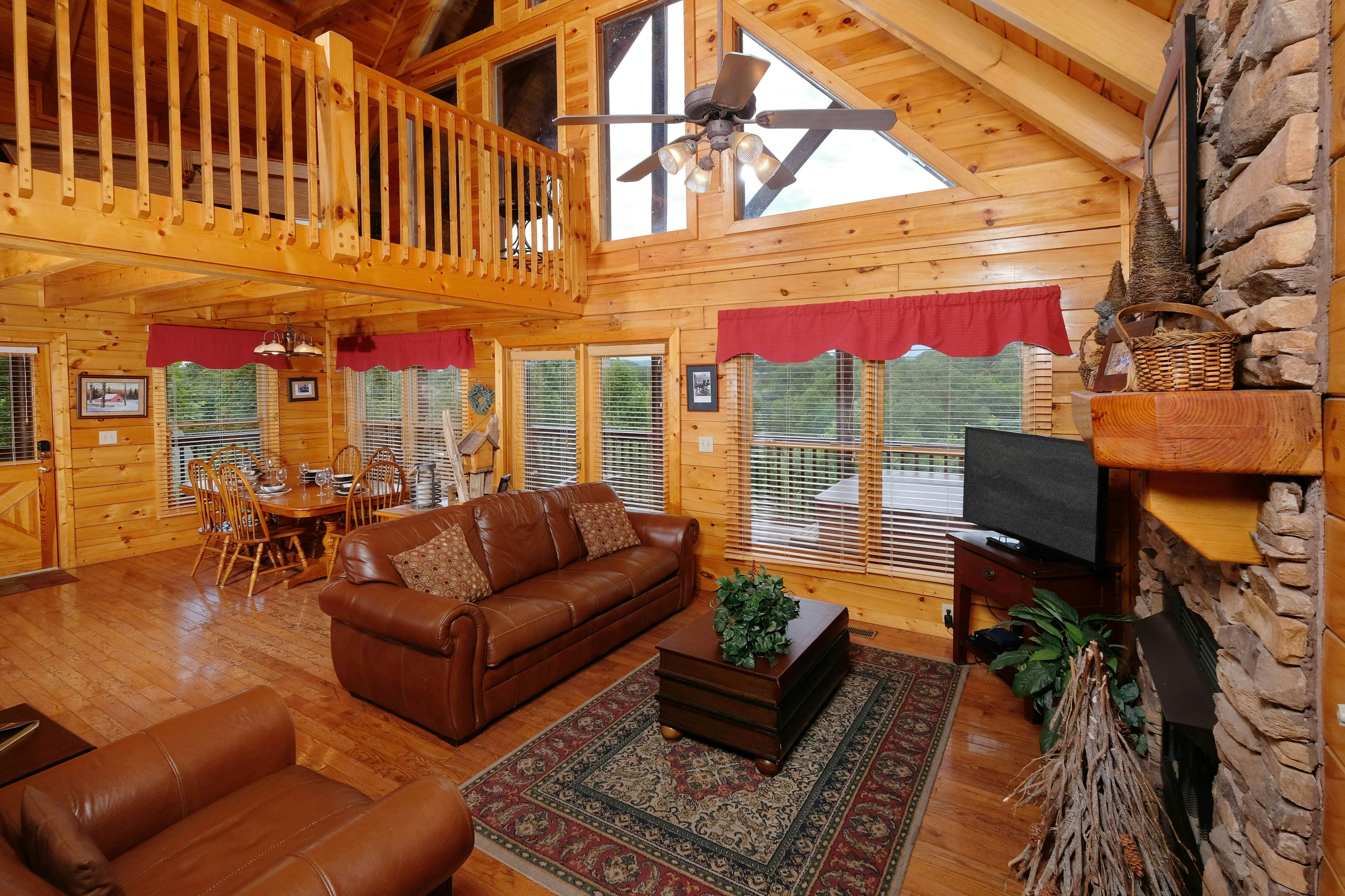 Gorgeous cabin with mountain views, hot tub, fireplace, Free Attraction Tickets