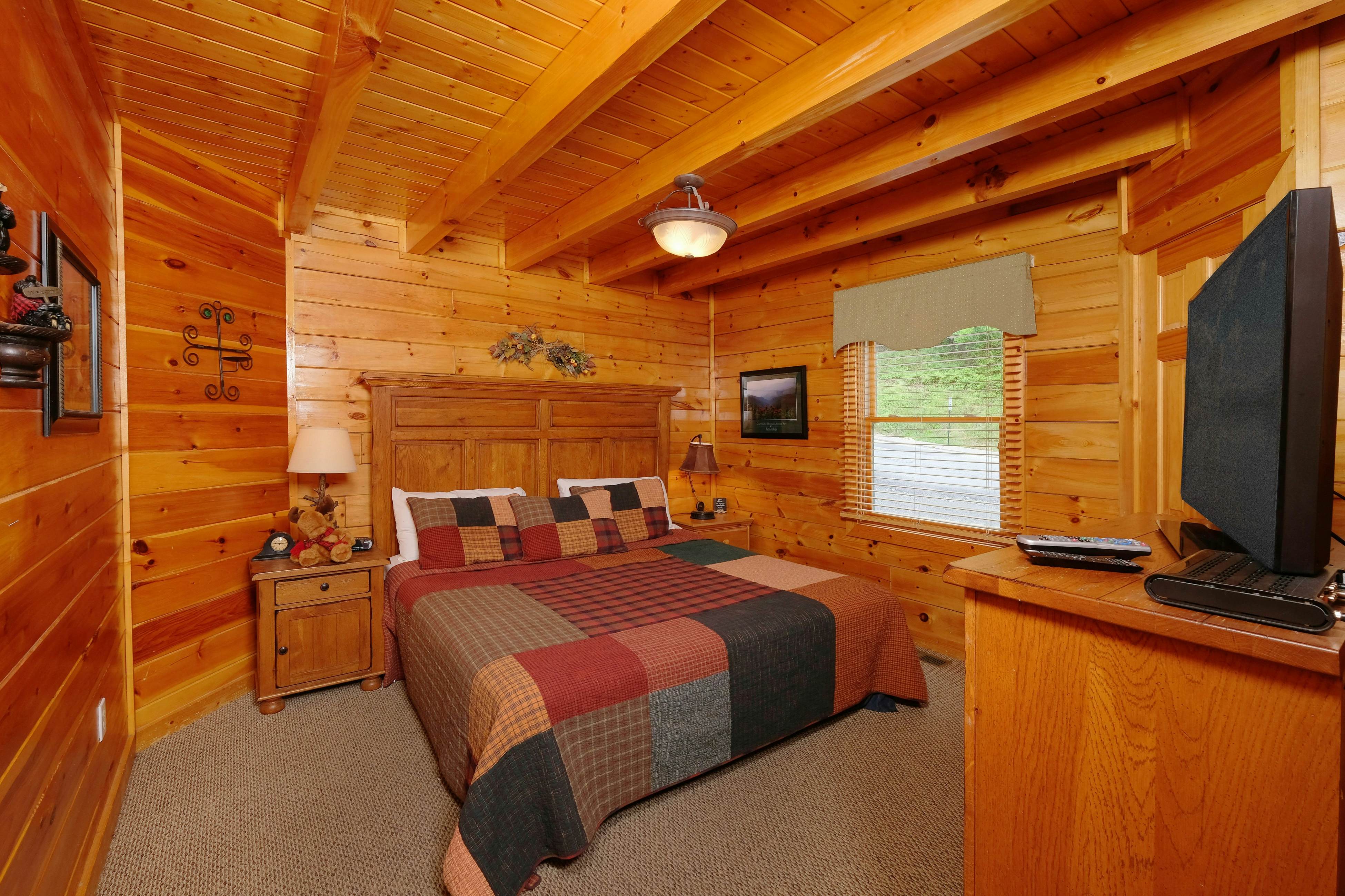 Gorgeous cabin with mountain views, hot tub, fireplace, Free Attraction Tickets